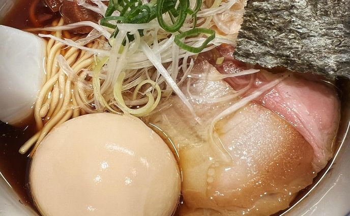 綺麗で美味しい醤油ラーメン！
はやし田系列はどこも美味いし、接客も気持ち良い。

#らぁ麺　#くろ渦　#特製醤油らぁ麺　#替玉