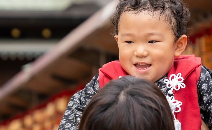 先日、大阪天満宮にて七五三撮影をさせていただきました

3歳の男の子です。
好きな赤色の被布がとても似合ってました。

人見知りということでしたが
だんだん撮影に慣れてきてくれて
たくさん笑顔を見れてとても可愛かったです😊

笑顔がとても可愛いお子様で、いい笑顔が撮影できました。
ありがとうございました！

今後このようなお写真を通して
ご家族のもとで『一生の思い出』として残していただければ幸いです。

ご依頼やご質問などがあれば、気軽にDMにてお問い合わせお待ちしております。

#七五三
#七五三撮影
#お宮参り
#お宮参り撮影
#大阪
#大阪天満宮
#フォトグラファー
#フォトグラファーと繋がりたい
#ポートレート撮影
#ポートレートモデル募集
#被写体募集
#被写体募集中
#撮影
#撮影モデル
#撮影モデル募集
#出張カメラマン
#出張撮影