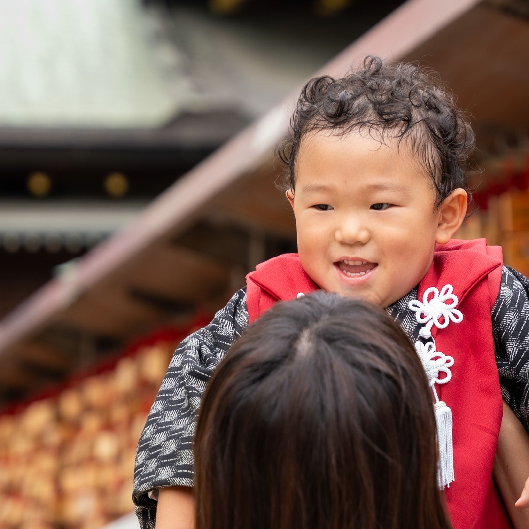 先日、大阪天満宮にて七五三撮影をさせていただきました

3歳の男の子です。
好きな赤色の被布がとても似合ってました。

人見知りということでしたが
だんだん撮影に慣れてきてくれて
たくさん笑顔を見れてとても可愛かったです😊

笑顔がとても可愛いお子様で、いい笑顔が撮影できました。
ありがとうございました！

今後このようなお写真を通して
ご家族のもとで『一生の思い出』として残していただければ幸いです。

ご依頼やご質問などがあれば、気軽にDMにてお問い合わせお待ちしております。

#七五三
#七五三撮影
#お宮参り
#お宮参り撮影
#大阪
#大阪天満宮
#フォトグラファー
#フォトグラファーと繋がりたい
#ポートレート撮影
#ポートレートモデル募集
#被写体募集
#被写体募集中
#撮影
#撮影モデル
#撮影モデル募集
#出張カメラマン
#出張撮影-1