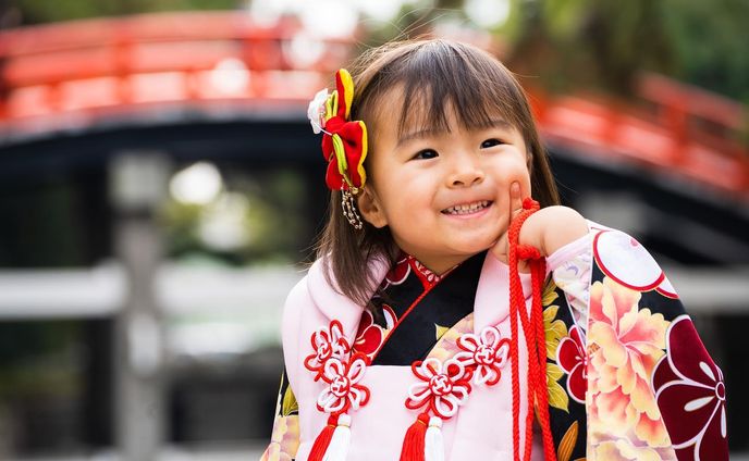 【七五三】その②
慣れない衣装、大きなカメラを向けられて緊張もある中で、とても良い笑顔を向けてくれました。

大きくなった時に、この写真を見て少しでもこの日の事を思い出してくれれば嬉しいですね。

頑張ってくれてありがとう！

.
.
#α7ⅲ  #写真好きな人と繋がりたい
#写真撮ってる人と繋がりたい　#カメラ好きな人と繋がりたい
#ファインダー越しの私の世界　#キリトリセカイ
#ダレカニミセタイケシキ　#tokyocameraclub
#IGersJP #ig_japan #team_jp_ #Lovers_Nippon
#art_of_japan_ #bestjapanpics 
#ig_phos #love_bestjapan
#七五三 #七五三撮影 #七五三3歳 #着物 
#七五三フォト #七五三出張撮影 #七五三3歳女の子 
#七五三後撮り