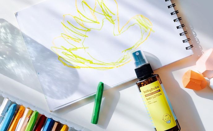 娘が描いてくれたもの。

これなーに？って訊ねると

👶ぱー！ぱーのおうちにきてくださいってこと

だそうです。

子供の世界ふしぎ・・・

定期的に使っている
オーガニックベビーローション
@babybubajp 

赤ちゃんから使える国産のオーガニックベビーローションは、
香り、使い心地どれも◎

ギフトに贈ることも多いアイテムです。
スプレータイプは出先でも使いやすくて、
携帯に便利でおすすめです❤︎

PR @babybubajp
#ベビーブーバ #ベビーブーバスキンケアレポート #ベビーローション #ベビースキンケア #ベビースキンケア用品 #赤ちゃんスキンケア #babybuba #トリドリベース #お絵描き #クレヨン #商品撮影 #ブツ撮り