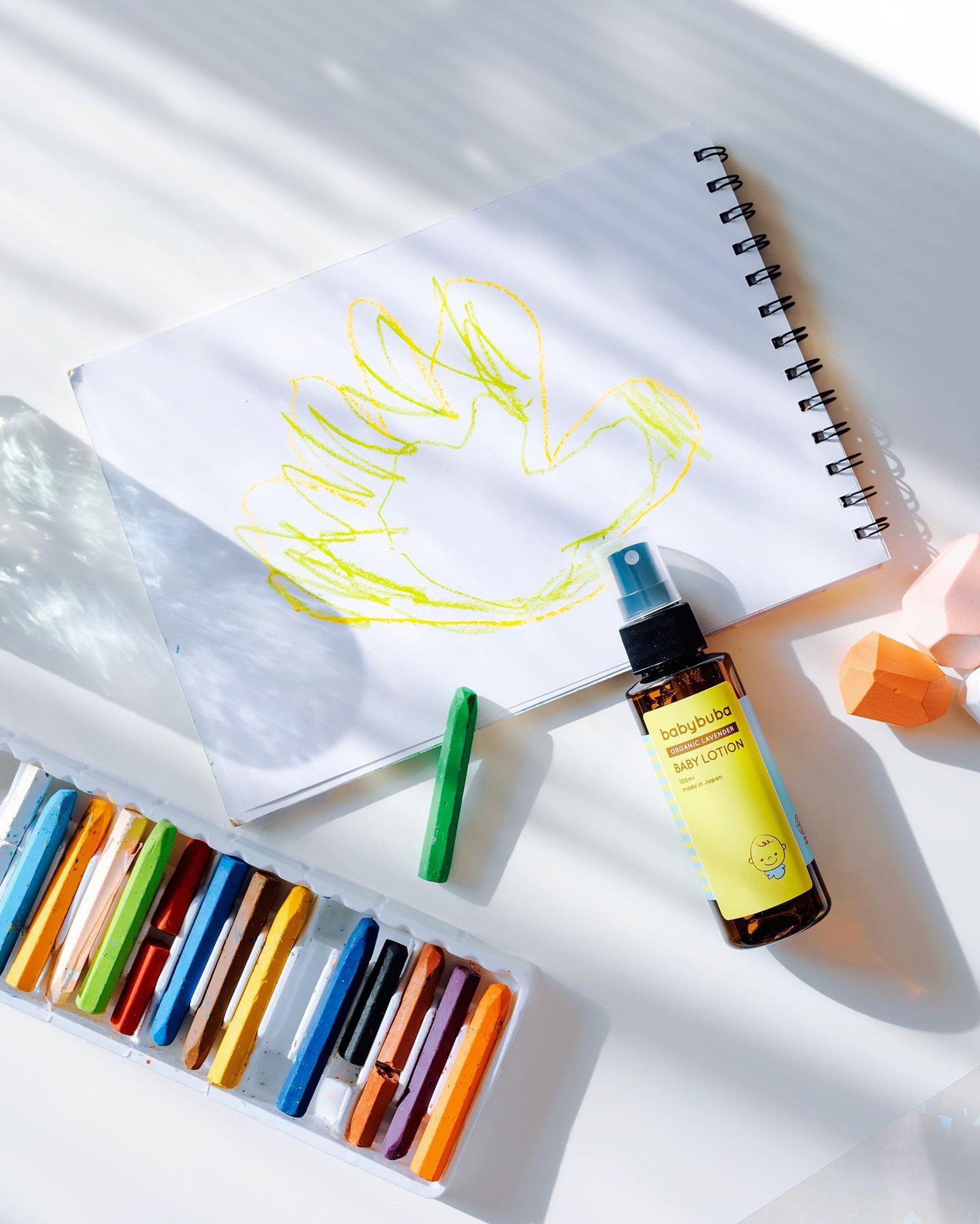 娘が描いてくれたもの。

これなーに？って訊ねると

👶ぱー！ぱーのおうちにきてくださいってこと

だそうです。

子供の世界ふしぎ・・・

定期的に使っている
オーガニックベビーローション
@babybubajp 

赤ちゃんから使える国産のオーガニックベビーローションは、
香り、使い心地どれも◎

ギフトに贈ることも多いアイテムです。
スプレータイプは出先でも使いやすくて、
携帯に便利でおすすめです❤︎

PR @babybubajp
#ベビーブーバ #ベビーブーバスキンケアレポート #ベビーローション #ベビースキンケア #ベビースキンケア用品 #赤ちゃんスキンケア #babybuba #トリドリベース #お絵描き #クレヨン #商品撮影 #ブツ撮り-1