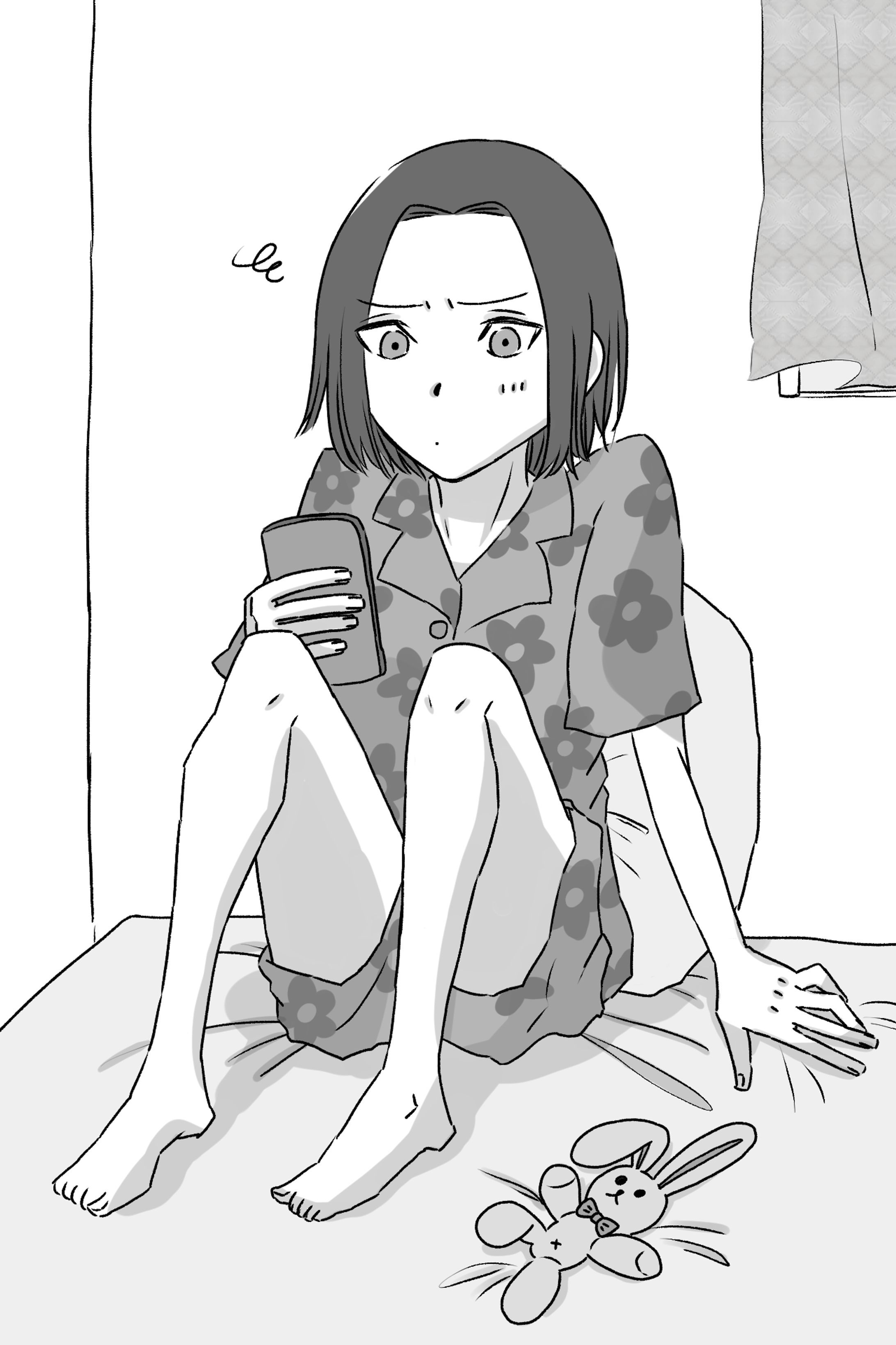 ベッドの上でスマホをいじる女性-1