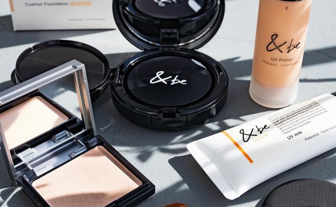 今のベースメイク全部&be❤︎

大好きな河北メイク・・・
最初はUVミルクから入ったものの、気づけば大体&be。
UVプライマーなんてどこも売り切れでずっと買えなくて・・・やっと使えた🥺

ほんですごいよかった🥹🥹🥹
ぴたっと肌に密着するってこういうことぉ？ってくらい密着する感じが気持ちいい❤︎

クッションファンデは薄づきなのにちゃんとカバーしてくれて、ツヤがとてもよき。

全部好きすぎるんだが・・・！！

☑︎UVミルク　スタンダード
☑︎UVプライマー
☑︎クッションファンデーション　ライトベージュ
☑︎ルミナイジングパウダー　ヌードグロウ

#&be #アンドビー #河北メイク #商品撮影