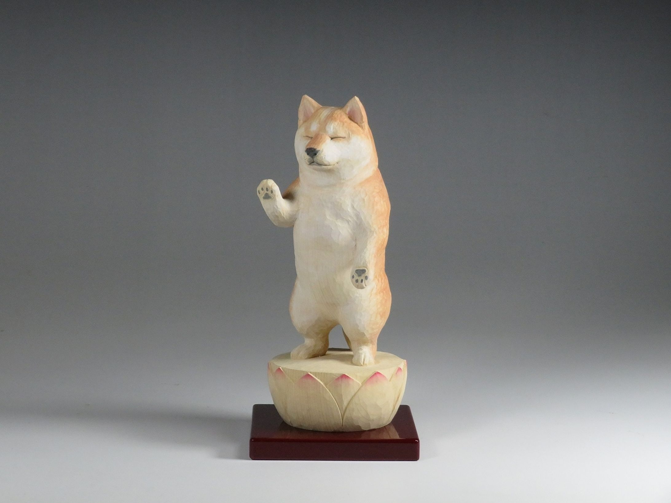 柴犬の仏像が可愛くも後光が差すようなたたずまい　仏師が本気で彫った「動物仏像」をご覧あれ-1