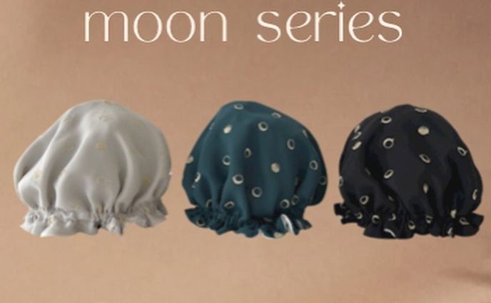 moon series🌘

薄手の生地で通気性抜群。
月の満ち欠けが刺繍された、ナイトタイムにぴつたりなデザインです。
夜はつけ心地の良が良く、気分の良くなるデザインのナイトキャップで。
月のサイクルに合わせて心も穏やかに。
そんな思いを込めました。

3colorからお選び下さい。

プレゼントにもおすすめの1枚です。
ギフト梱包各種ございます。

ご購入はプロフィールリンクから🔗
40種類以上のナイトキャップ・着せ替えターバンを充実販売しております。

#ナイトキャップ
#月の満ち欠けシリーズ 
#月の満ち欠け 
#国産シルク 
#洗えるシルク #シルクキャップ #シルク #月デザイン #帽子屋 #ターバン屋 #ヘアケア #美髪ケア #美髪ケアグッズ #艶髪 #艶髪チャージ #ヘアケア用品 #ヘアケアグッズ #ヘアケア方法 #ヘアケア商品 #ヘアケアギフト #ホワイトデイ #プレゼントにおすすめ