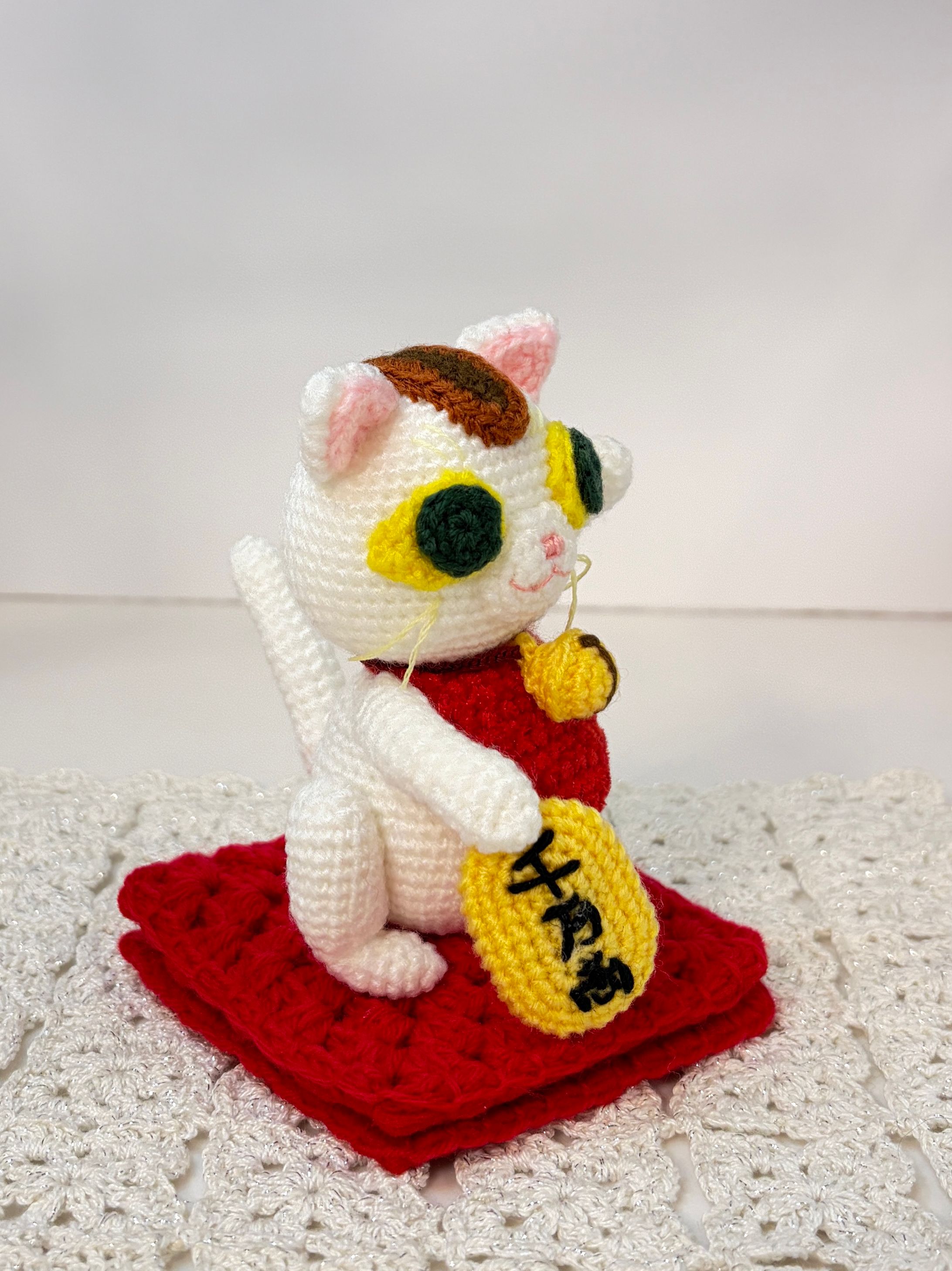 肩乗せ仕様の招き猫あみぐるみ-1