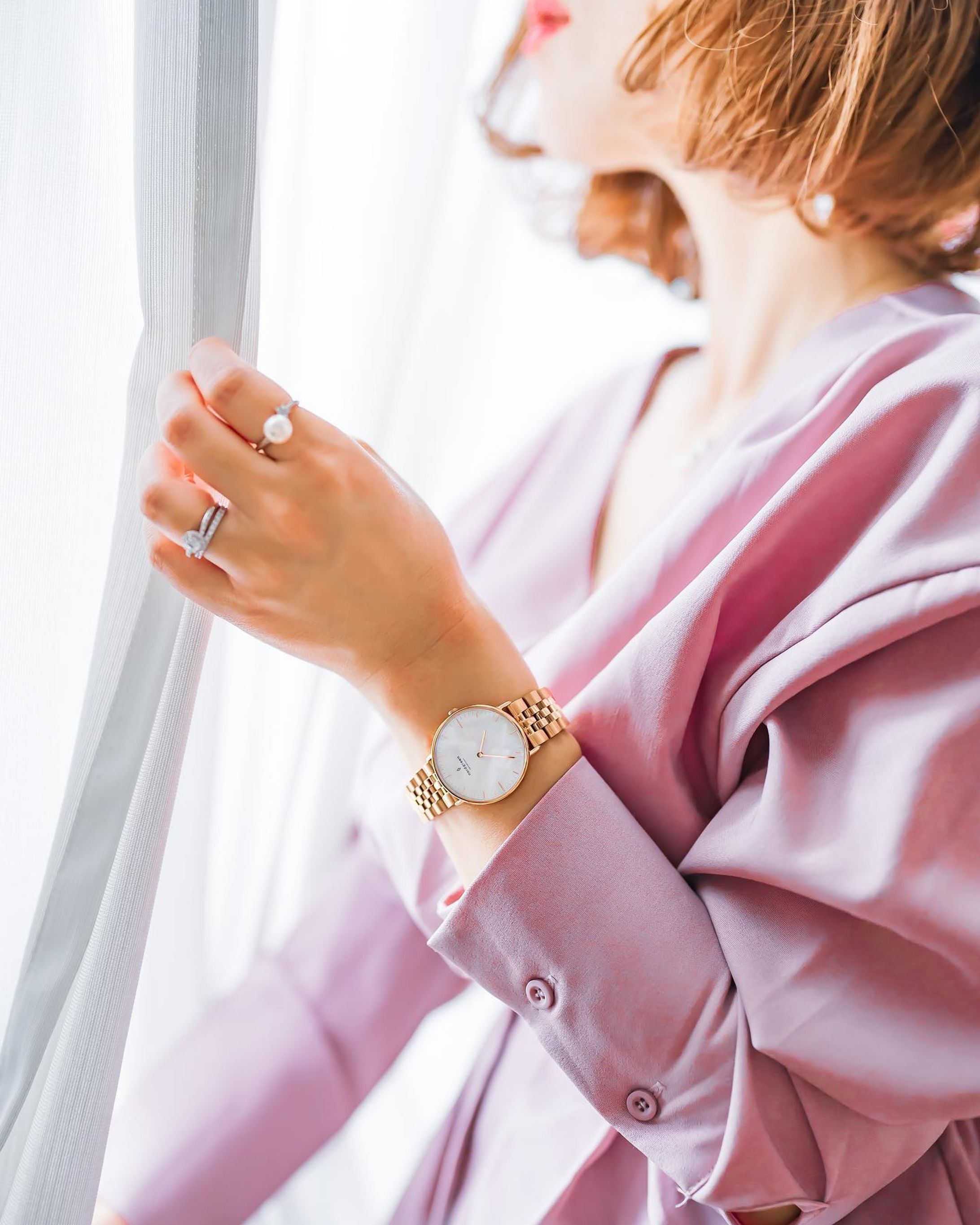 愛用している
@nordgreenofficial_japan 𓂃❤︎

4月から新生活。
ということで、愛用中のデンマーク発Watch brandノードグリーンの時計をnew in❤︎

仕事に使いやすい、使いやすさと女性らしい手元の演出の両方を叶えてくれるピンクゴールドのデザインをチョイスしました。

ノードグリーンは、
デザイン性と使いやすさはもとより
サステナブルな生活にフィットするブランドの倫理観なども含めて大好きなブランド。

実は購入するごとに社会貢献プログラムに参加できるの👶

例えば水も安心して飲めない地域へ、生活に必要なお水を供給するプロジェクトや
インドの子供たちに教育を提供するプロジェクト。

自分の経済活動が直に社会貢献につながっているなんて、社会人としても親としても誇らしいですよね😌

そんなノードグリーンの腕時計。
次に新調するなら絶対マザーオブパールのフェイスがいい！って決めてたので、
このデザインは即決でした。

マザーオブパールについては動画の方がわかりやすそうなのでまたUPしますね❤︎

シンプルながらオトメゴコロくすぐるデザインが多いので見てるだけでも楽しいノードグリーンなのだけど、
4/19に登場した新作ガーディアンもすごく素敵でした❤︎

最高にクールなノードグリーンですが、
フォロワーさん限定のめっちゃお得なクーポンコードを発行していただいたので是非使ってください❤︎

15%オフとか嬉しすぎますね😮‍💨

https://bit.ly/3FZMeWL
フォロワー様用15%OFFクーポンコード :hanam (5月末まで有効)

また別カットも投稿するので是非チェックしてください❤︎

#ノードグリーン #ノードグリーンのある暮らし  #nordgreen #腕時計 #オフィスコーデ #アラサーコーデ #ワーママコーデ #商品撮影 #ブツ撮り #ポートレート　#オフィスコーデ #くすみカラー #在宅ワーク #リモートワーク #リモートワークママ #リモートワークコーデ-1