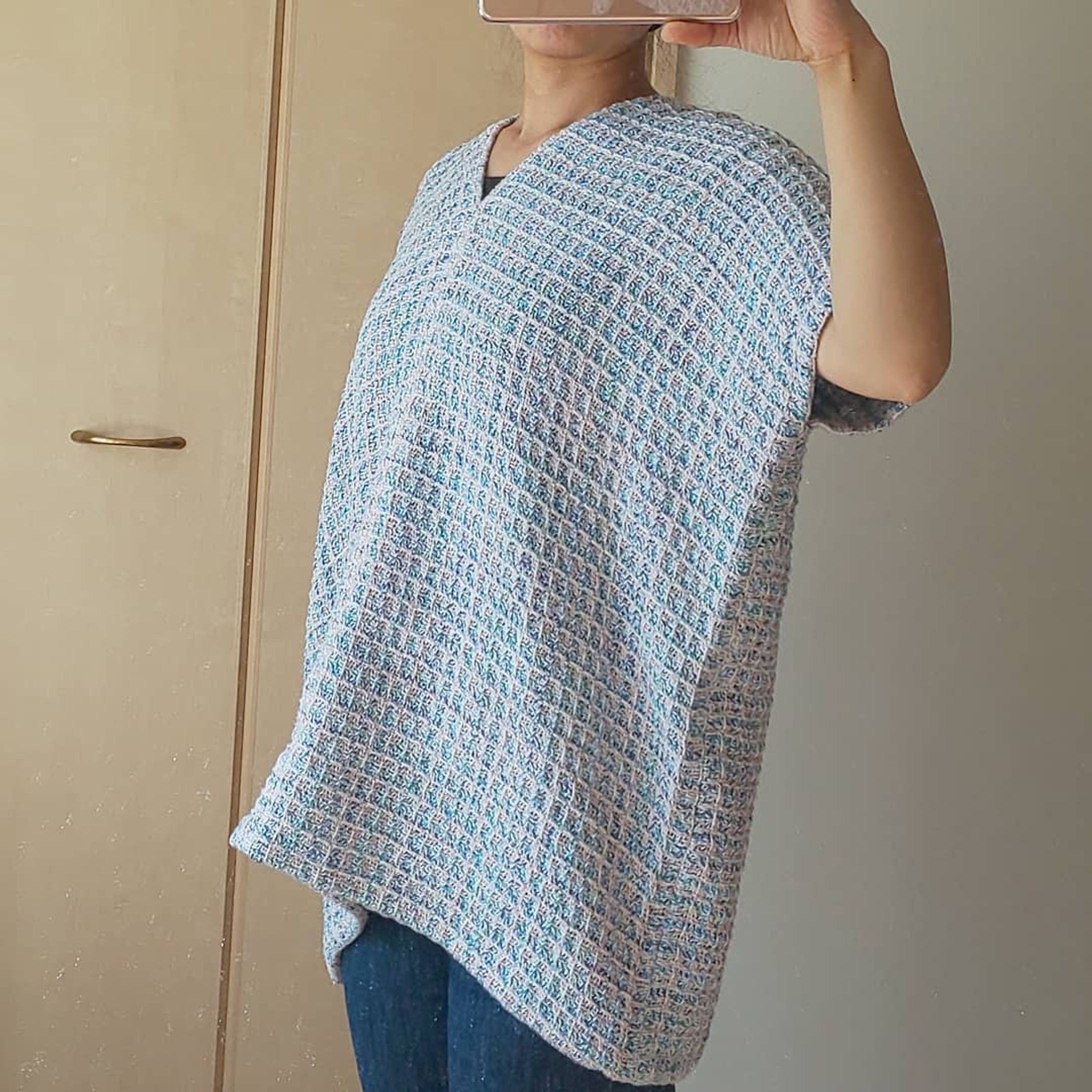 こちらも仕上がっております。うっかり鏡を拭き直し忘れてしまったので、拡大はしないでください……😂

色の爽やかさに比べると厚みと重みがありますが、ゆったり着やすい１枚になりました。

■YouTube参考動画
→otokono Sewing様
→梶野 稔様

#手作り部 #ハンドメイド #織り #手織り #ワッフル織り #裁縫 #シャツ #カレンシャツ #卓上織機 #ユザワヤ毛糸 #ロリポップコットン #綿糸-1