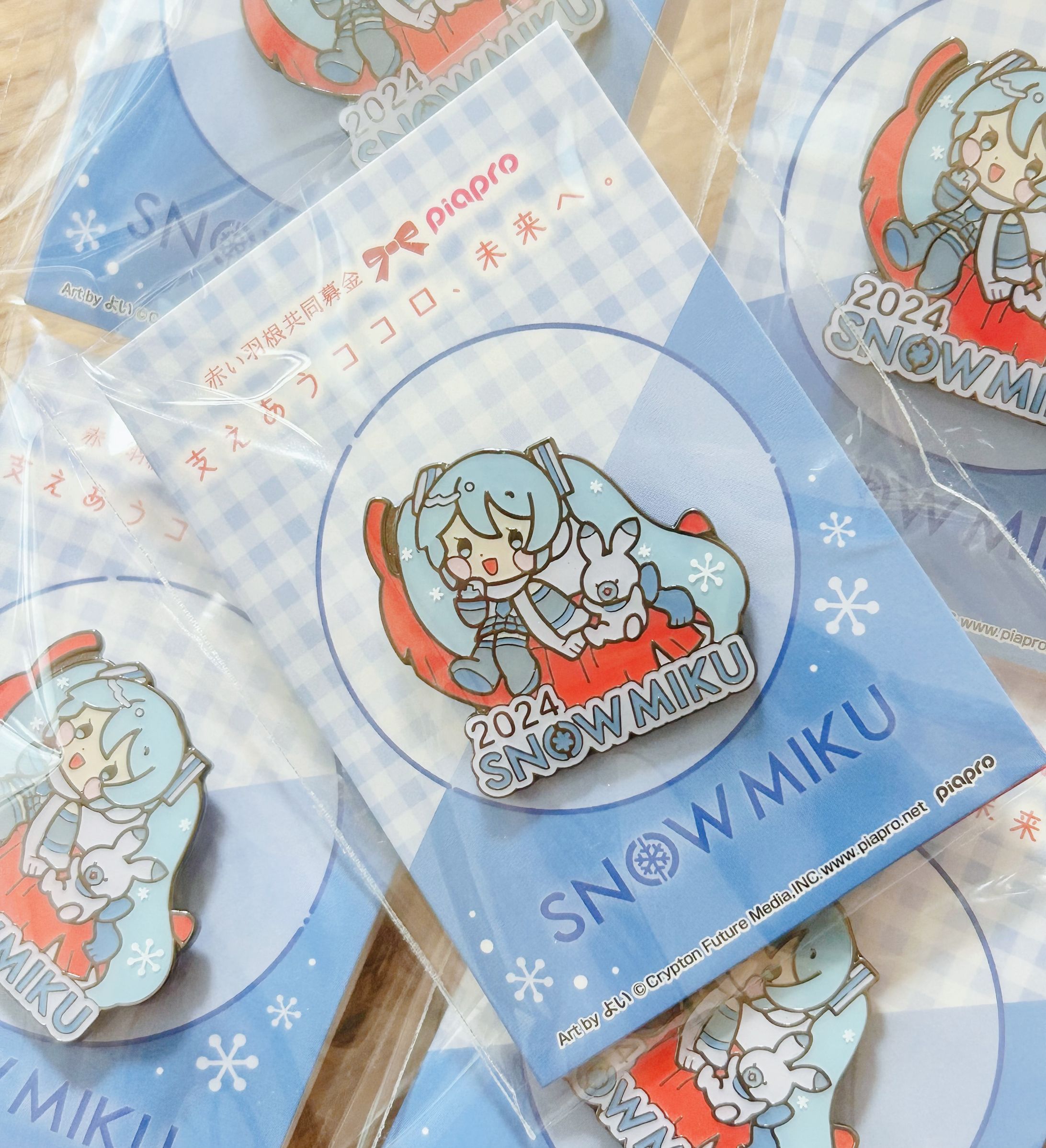 雪ミク×赤い羽根共同募金2024 コラボ　ピンバッジイラスト-1