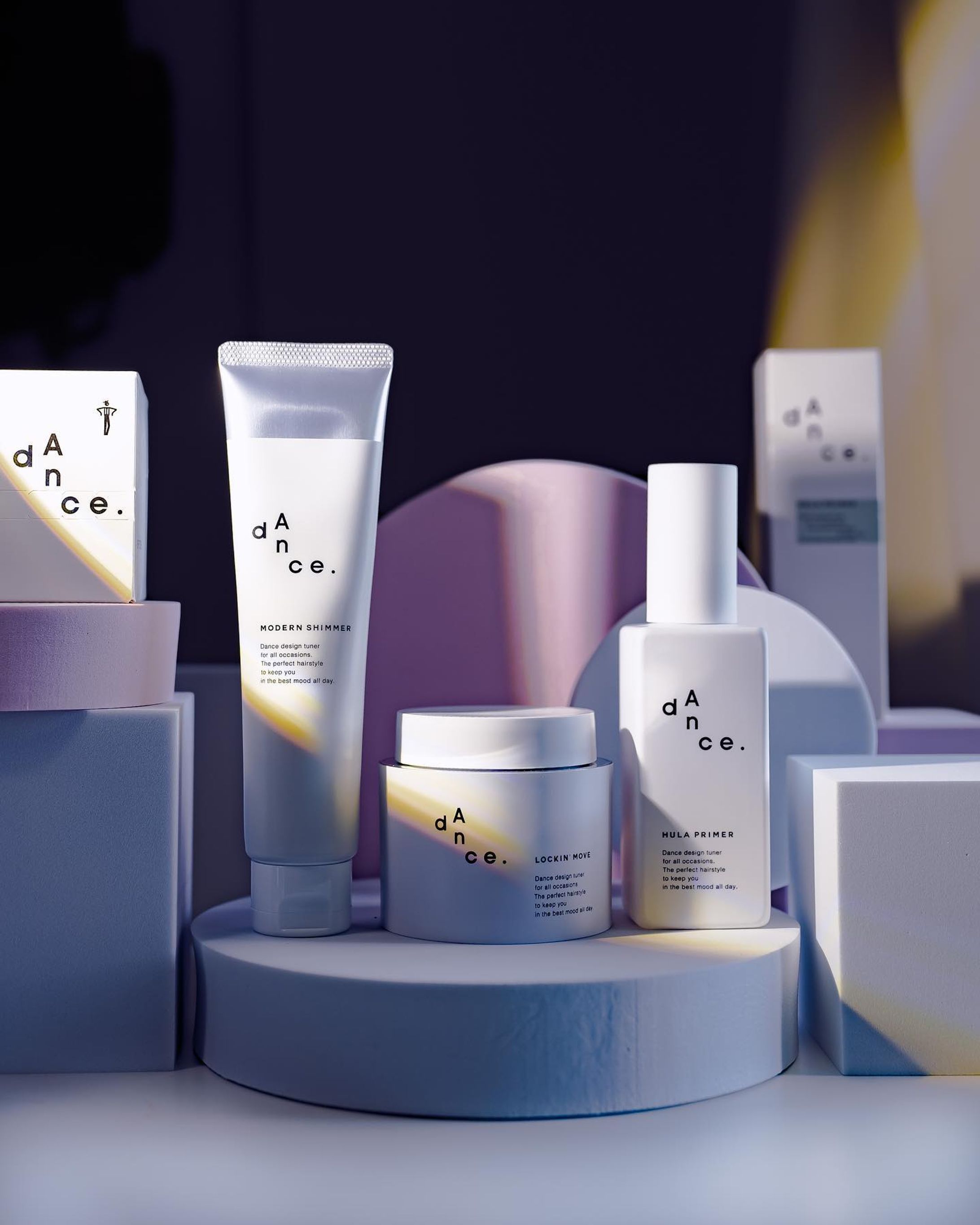 【今使ってるヘアスタイリング剤】

よく見かける！
ダンスデザインチューナーですが私も使ってます🥹

ボブなんでスタイリング剤は必須😌

☑︎モダンシマー
サボン系の爽やかな香り。
ジェルにオイルが閉じ込めてあって伸ばすと液状になります。
これ1番使ってるかな？
程よいツヤと束感がでて、毛先と顔まわりはこの子にお任せ。

☑︎ロッキンムーブ
これもサボン系の爽やかな香り。
ワックスっぽさが少なくて、旦那さんはこっちを勝手に使ってます😇

☑︎フラプライマー
ケアオイルです。べたつかずサラッとしてて好き。私は猫っ毛髪の毛ぺったりしがちなのでベタつくオイルが苦手。
これはサラッとしてます。

パケがどれも好みで凄く好き💖

#ダンスデザインチューナー #dancedesigntuner #モダンシマ― #ロッキンムーブ #フラプライマー #アリミノ #ヘアスタイリング #lemonsquare🍋 
#ボブ #ボブアレンジ 
Lemon Squareを通じて、アリミノからdance design tunerをご提供いただきました。-1