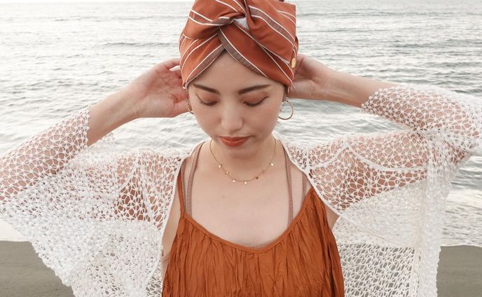 馴染み良いオレンジストライプとコットンシルクのリバーシブル🧡

お顔周りが明るくなって なんだか元気になれるカバーです☺️

✦ ✦ ✦ ✦ ✦ ✦ ✦ ✦ ✦ ✦ ✦ ✦ ✦ ✦ ✦

〰️𝑸 𝑷 𝑷 𝑨®︎ キュッパ〰️
𓇼𝑯𝒂𝒊𝒓 𝒄𝒂𝒓𝒆 𝒂𝒄𝒄𝒆𝒔𝒔𝒐𝒓𝒊𝒆𝒔湘南茅ヶ崎

🌿日々のビューティケアをおしゃれにラクにhappyに

҉  着せ替えワイヤーターバン
҉  国産洗えるシルクのナイトキャップ
҉  スクエアシュシュ・吸水ガーゼシュシュetc...

♥ 大人の身だしなみを簡単に整える
♥ 時短でおしゃれしたい方
♥ 使い心地の良いヘアアクセサリー
♥お子様用ナイトキャップをお探しの方
♥ 上質で永く使えるモノが良い
♥ 少し変わったプレゼントをお探しの方（プレゼント梱包無料です。）

🛒オンラインショップはプロフィールからご覧下さい。
🛍Creema＆minne で販売中
“QPPA®︎”で検索お願いします。

当店のナイトキャップは
兵庫県姫路市花田町上原田170-1
@emcafe
にてお取り扱いしております。

 ✦ ✦ ✦ ✦ ✦ ✦ ✦ ✦ ✦ ✦ ✦ ✦ ✦ ✦

#キュッパ #着せ替えターバン #着せ替えターバン #ヨガ#ヨガウェア#ターバンアレンジ #ターバン #ターバンヘア #ターバンコーデ #ヘアアレンジ #ヘアアクセサリー #ヘアアクセ #ヘアバンド#海 #湘南スタイル  #茅ヶ崎 #ヘアケアグッズ #時短ヘアアレンジ #ワイヤーターバン #ミニマルライフ#creema#minne#時短おしゃれ#大人の身だしなみ#ナイトキャップ#お子様ナイトキャップ#時短#コスパ#ヘアケア #shonan#shonan_time