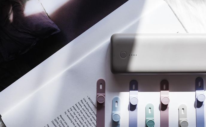 みんな大好き @motteru_enjoy から、
ノートPCもいける大容量バッテリーの新色がでたよ❤︎

☑︎モバイルバッテリー　ラテグレージュ

👉20,000mAhなのに350gの軽さ
👉2台同時充電
👉急速充電
👉かしこく充電

そしてモッテルのモバイルバッテリーは
『2年保証』💖

こないだの地震でも停電になったりしたけれど
本当にモバイルバッテリーは大切だなぁと痛感したよ🙂

大変な時こそ使いたいモバイルバッテリー。
安心安全なつくりのものを用意しておきたいですよね😮‍💨

楽天でも購入できるので、
是非チェックしてみてね❤︎

#モバイルバッテリー
#ガジェット女子 #急速充電 #ガジェット好き #ガジェット #ガジェット好きな人と繋がりたい #カメラ女子 #商品撮影 #スマホケース #アイフォンケース #iPhoneケース #晴れやかピンクpc #ユアマイスター #マカロンカラー #女の子ママ #旅行準備 #便利グッズ #充電ケーブル #置き画くら部 #mamagirl
#商品撮影 #ブツ撮り #スタイリングフォト