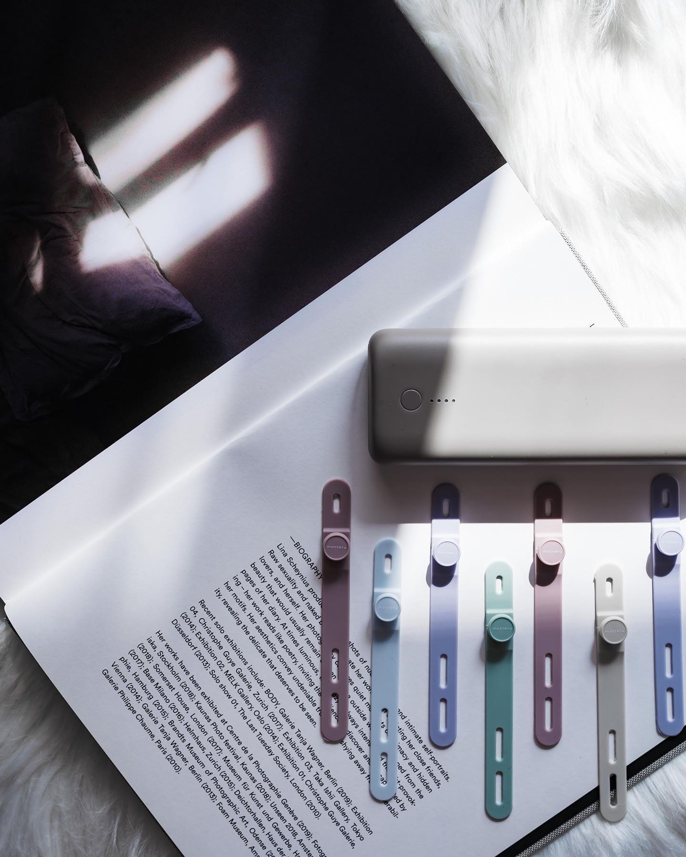 みんな大好き @motteru_enjoy から、
ノートPCもいける大容量バッテリーの新色がでたよ❤︎

☑︎モバイルバッテリー　ラテグレージュ

👉20,000mAhなのに350gの軽さ
👉2台同時充電
👉急速充電
👉かしこく充電

そしてモッテルのモバイルバッテリーは
『2年保証』💖

こないだの地震でも停電になったりしたけれど
本当にモバイルバッテリーは大切だなぁと痛感したよ🙂

大変な時こそ使いたいモバイルバッテリー。
安心安全なつくりのものを用意しておきたいですよね😮‍💨

楽天でも購入できるので、
是非チェックしてみてね❤︎

#モバイルバッテリー
#ガジェット女子 #急速充電 #ガジェット好き #ガジェット #ガジェット好きな人と繋がりたい #カメラ女子 #商品撮影 #スマホケース #アイフォンケース #iPhoneケース #晴れやかピンクpc #ユアマイスター #マカロンカラー #女の子ママ #旅行準備 #便利グッズ #充電ケーブル #置き画くら部 #mamagirl
#商品撮影 #ブツ撮り #スタイリングフォト-1