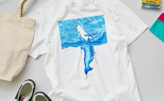 空を飛びたいクジラ　T-シャツ