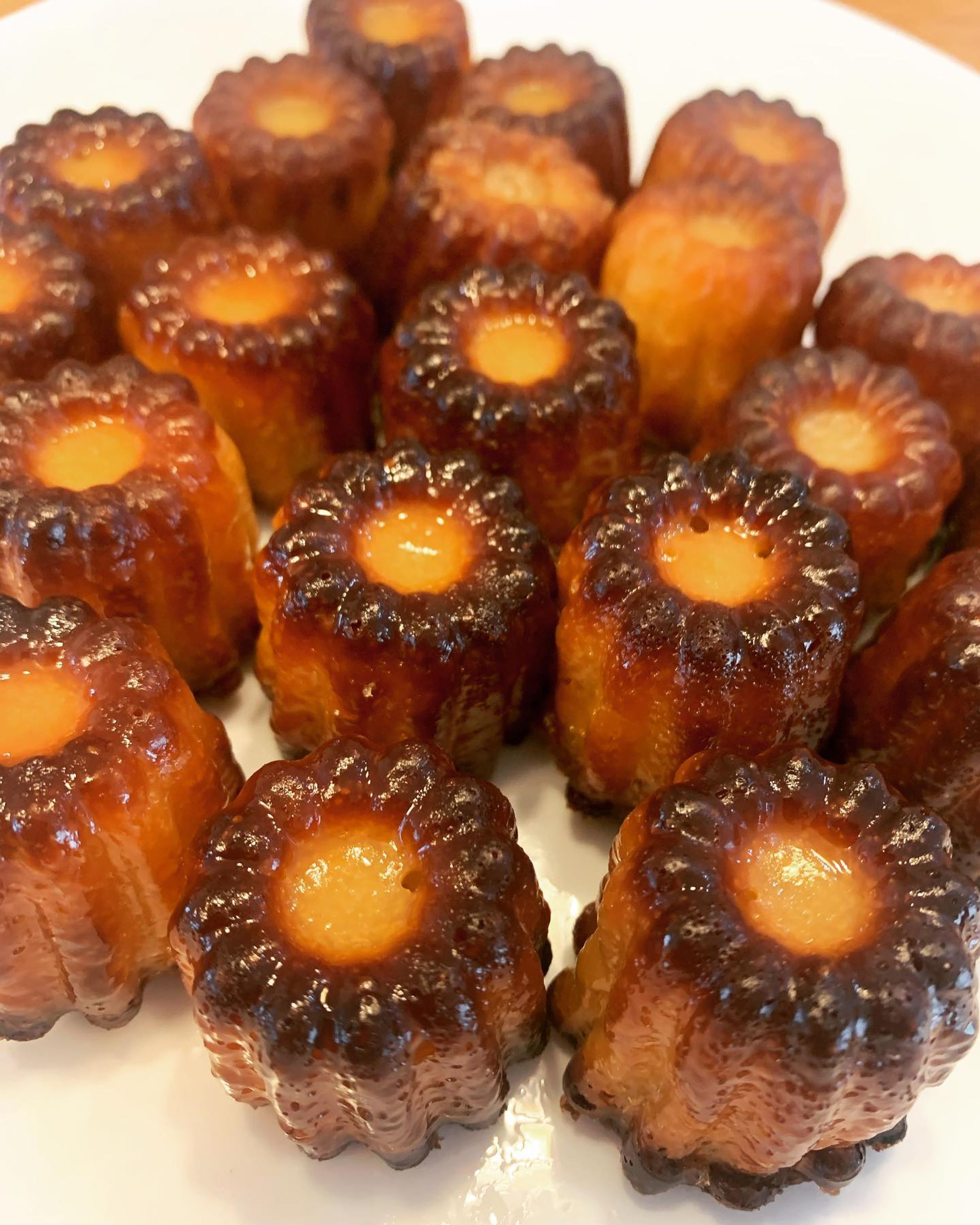 オーブンが新しくなったのでミニカヌレを沢山焼きました。美味しいです。
今回はPanasonicさんからSHARPさんのオーブンレンジにしました。ちなみにスピリットは「目の付けどころが、シャープでしょ。」から「目指してる、未来がちがう。」から「Be Original.」創業者である早川徳次氏の「まねされる商品をつくれ」という精神を表した秀逸なキャッチコピーだそうです。勉強になる。。。プラズマクラスターはついてませんが、ファンの音が静かです。
#カヌレ 
#SHARP-1