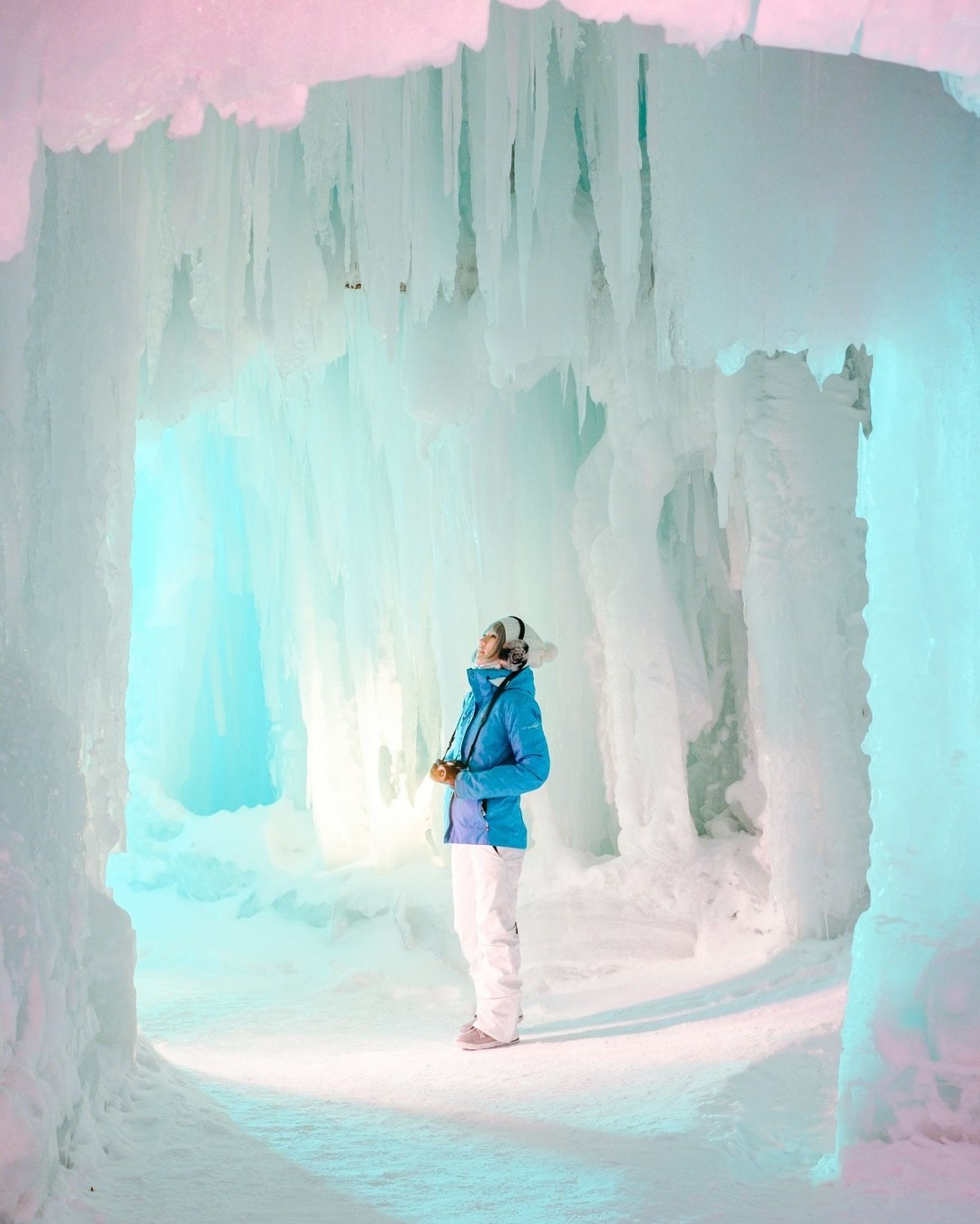 ⠀
【 北海道・上川町での移住生活日記 🏷Vol.29 】

GENICの企画で、上川町の暮らしを綴っていきます❄️
⠀
〰
⠀
１枚目：上川町モニターツアーで氷瀑まつりを訪れたときの一枚。ノエルちゃんの青が氷によく似合う❄️

２枚目：氷瀑まつりのプロジェクションマッピング。動きに合わせて光も動きます。

３枚目：雪の夜の層雲峡オートキャンプ場。ナルニア国物語みたいな雰囲気が好き。

４枚目：上川大雪酒造のギフトショップ店内にて。酒瓶のランプがユニーク。店内の商品も、どれもおしゃれでした。

５枚目：上川町内にある、とても良い一本道！同じ景色でも、来るたび撮りたくなる。

６枚目：大函と呼ばれるこの場所は、冬のあいだは凍っているので歩いて探索することができます。とはいえ危ない箇所もあるので、訪れる際はガイドさんと一緒に！

⠀
#KAMIKAWORK
#genic_japan
#プチ移住
#北海道移住
⠀
#北海道
#上川町
#層雲峡

#hokkaido #hokkaidosgram #ひみつの絶景北海道 #行き先は北海道 #홋카이도 #홋카이도여행 #hibi_jp #todays_blue_collection #冬の北海道 #北海道の冬 #tokyocameraclub #naturelovers-1