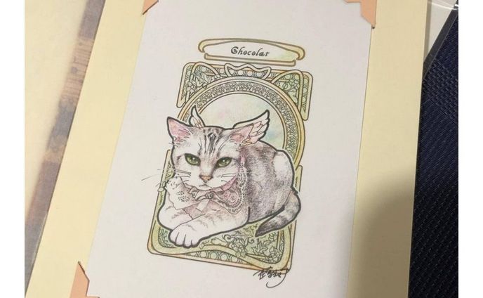 .
#なにぬ猫 #なにぬ猫ねこときどきわんこ .
#repost @chocolat__noah 様
ご注文のうちの子ポートレートについてポストしてくださいました💗.
ありがとうございました💗.
🐾🐾🐾🐾🐾.
.
@naninu.neko さんの、アールヌーボー調うちの子ポートレート✨

ずっと描いて頂きたくて、オーダー再開待ってました💕

先代猫のアメショのショコラで描いて頂きました💕

羽根つけてもらって、とっても素敵✨

ショコラは20歳の大往生で、最後の3年間は腎不全でお薬と自宅輸液していました。
ちょうどラプロスが認可された頃で、すぐ処方してもらいました。
歳で目が収縮しなくなって、ずっと黒目が大きくて、逆にいつ見ても可愛い感じになってました😅
でも最後まで食欲もりもりで元気？でしたよ☺️

クリスマスだし、ショコラの大好物の甘栗をお供えしようかな🌰