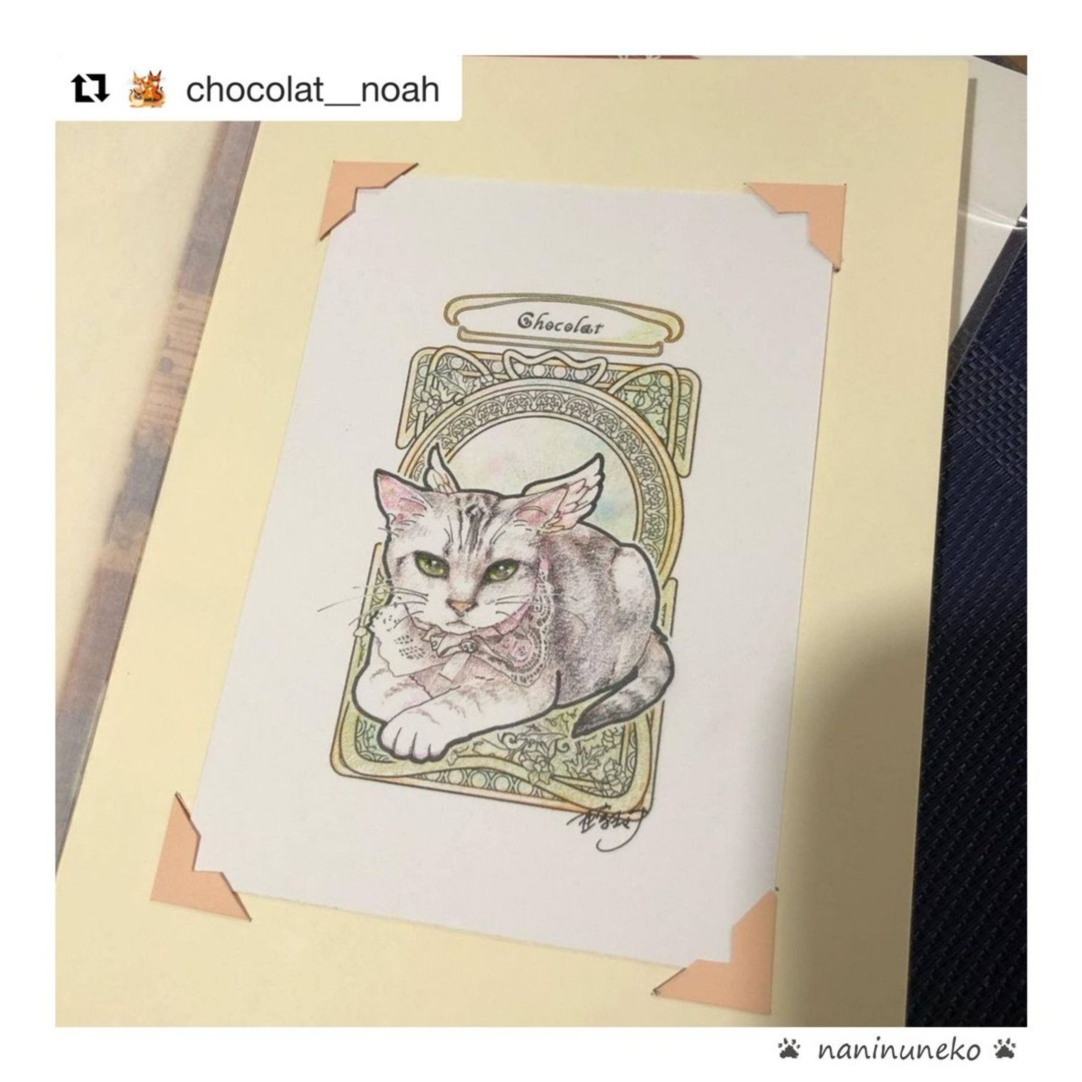.
#なにぬ猫 #なにぬ猫ねこときどきわんこ .
#repost @chocolat__noah 様
ご注文のうちの子ポートレートについてポストしてくださいました💗.
ありがとうございました💗.
🐾🐾🐾🐾🐾.
.
@naninu.neko さんの、アールヌーボー調うちの子ポートレート✨

ずっと描いて頂きたくて、オーダー再開待ってました💕

先代猫のアメショのショコラで描いて頂きました💕

羽根つけてもらって、とっても素敵✨

ショコラは20歳の大往生で、最後の3年間は腎不全でお薬と自宅輸液していました。
ちょうどラプロスが認可された頃で、すぐ処方してもらいました。
歳で目が収縮しなくなって、ずっと黒目が大きくて、逆にいつ見ても可愛い感じになってました😅
でも最後まで食欲もりもりで元気？でしたよ☺️

クリスマスだし、ショコラの大好物の甘栗をお供えしようかな🌰-1