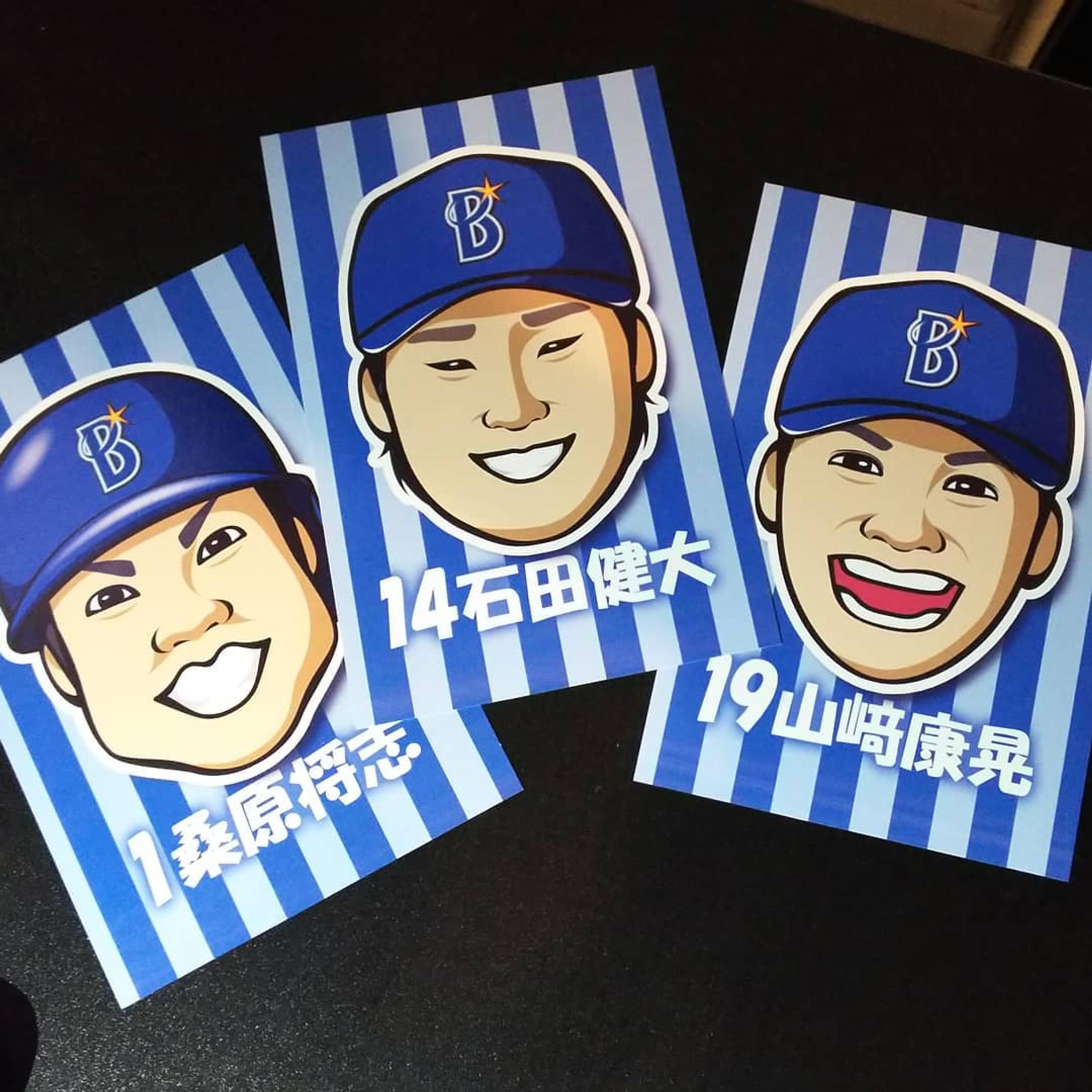 もし自分が描いた似顔絵にご本人からサインをいただけたら、こんな幸せな事はないなぁという夢のまた夢のようなお話
#横浜DeNAベイスターズ #ベイスターズ  #横浜ベイスターズ #DeNA #baystars #yokohama #野球 #baseball #石田健大 #桑原将志 #山崎康晃 #イラスト #絵 #似顔絵 #portrait #デザイン #design #アート #art #ポストカード
 #postcard #ハガキ #はがき #葉書-1