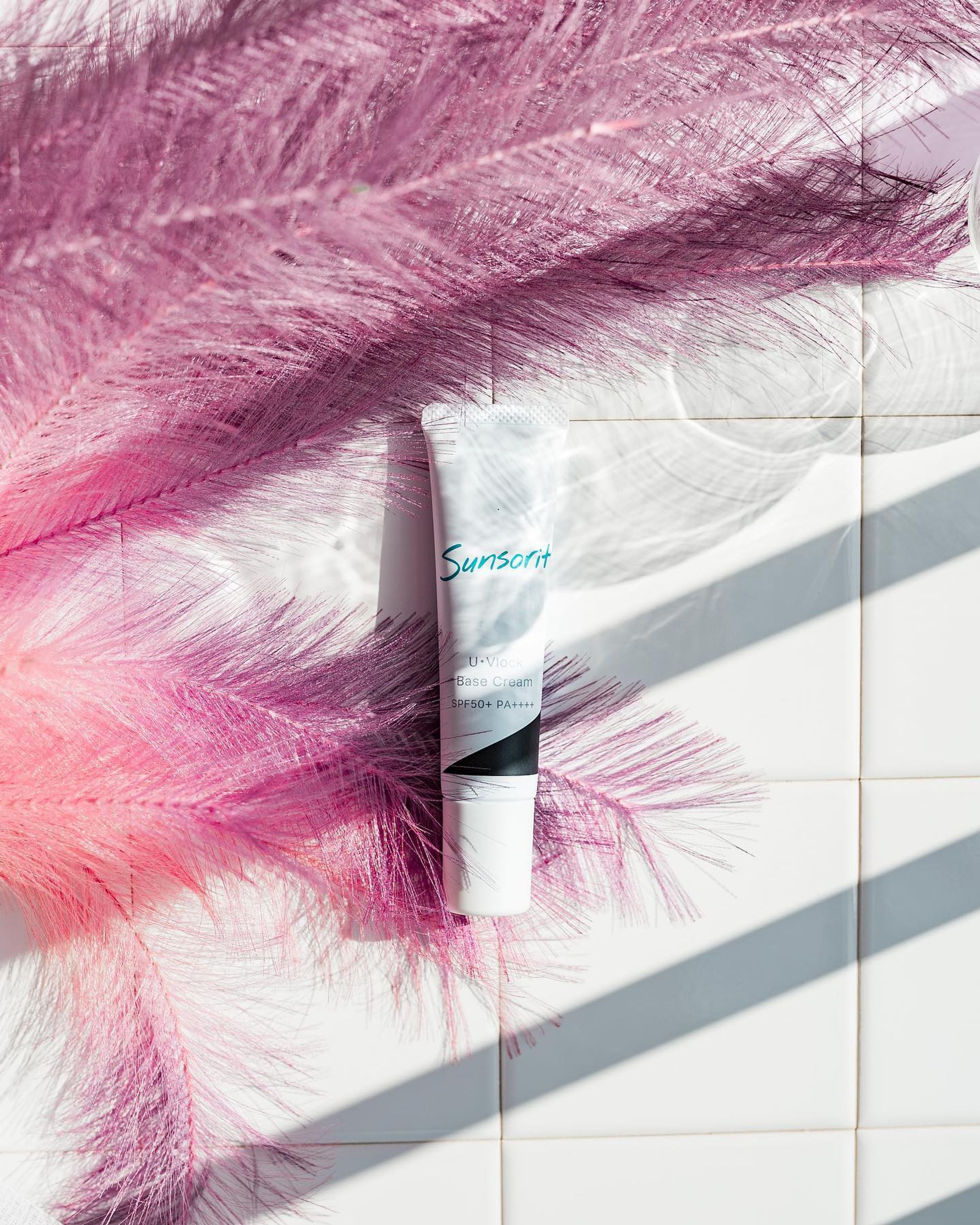 今年の紫外線対策はみなさん万全ですか？？

私、リモートワークに切り替わって3年ほど経つのですが

年齢のせいもあるかもだけど、
家の中での紫外線もかなり気になるようになってきました。

我が家はマンションなのですが、部屋の周りには太陽を遮るもの？がない為

日中めちゃくちゃ太陽がサンサンなので
日焼け止めは必須。

でも毎日のことなので、
肌に優しいものがいい・・・

てことで石鹸落ちのメイクアップベースがマストになっております。

あとかかせないポテンシャルとしては
SPF50＋
PA＋＋＋＋
これもマスト。

色々試してるんだけど、
今試してるのは
#スキンピールバー　が有名なサンソリットの

☑︎U・Vlockベースクリーム

白いクリームなんだけど肌に乗せるとすぐなじみます。
かすかにトーンアップって感じなのですが、
スルスル伸びてノンストレス。
美容液成分がはいっているのがわかる使用感です。

皮膚科や美容皮膚科でも取り扱われている安心感もあるけれど、
何より使用感が好みです。

石鹸落ちはやっぱりポイント高い。

日中のデイリーケアにおすすめです！

#sunsorit #サンソリット #uvlockベースクリーム #ユーブロック #uvlock #皮膚科 #美容皮膚科 #日焼け止め #monipla #sunsorit_fan #商品撮影 #ブツ撮り #フォトスタイリング #プロップスタイリング #スタイリングフォト #ECサイト撮影 #フォトグラファー東京-1