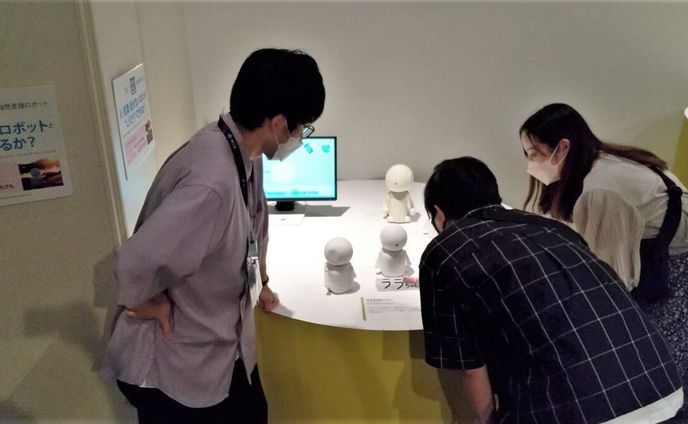 特別展「きみとロボット ニンゲンッテ、ナンダ？」にて、大澤研ロボット説明員を担当