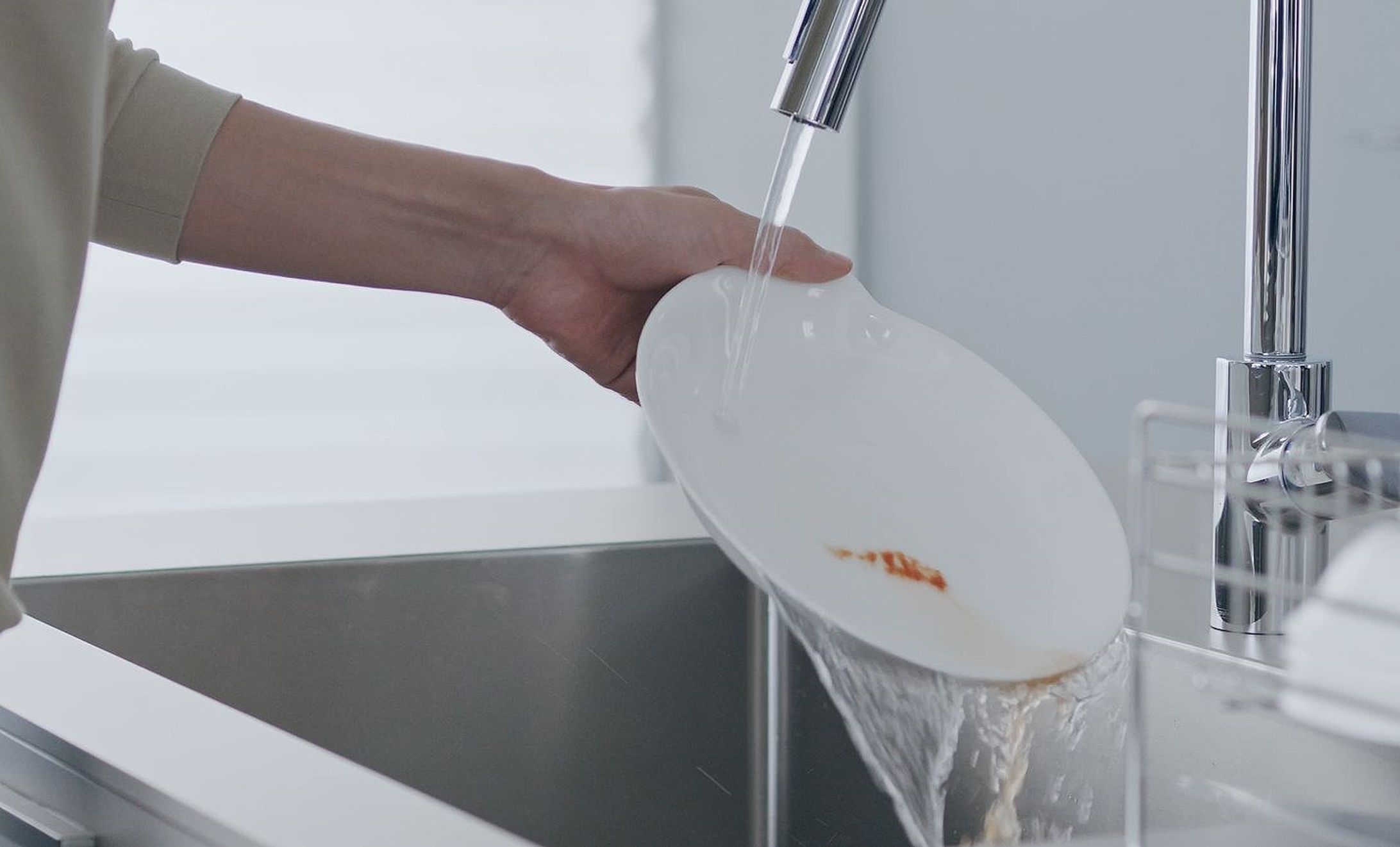 しつこい油汚れが、水を流すだけできれいに！？東大阪の会社が開発した「不思議なお皿」　洗う側から「洗われる側」の改良へ…節水の発想転換-1
