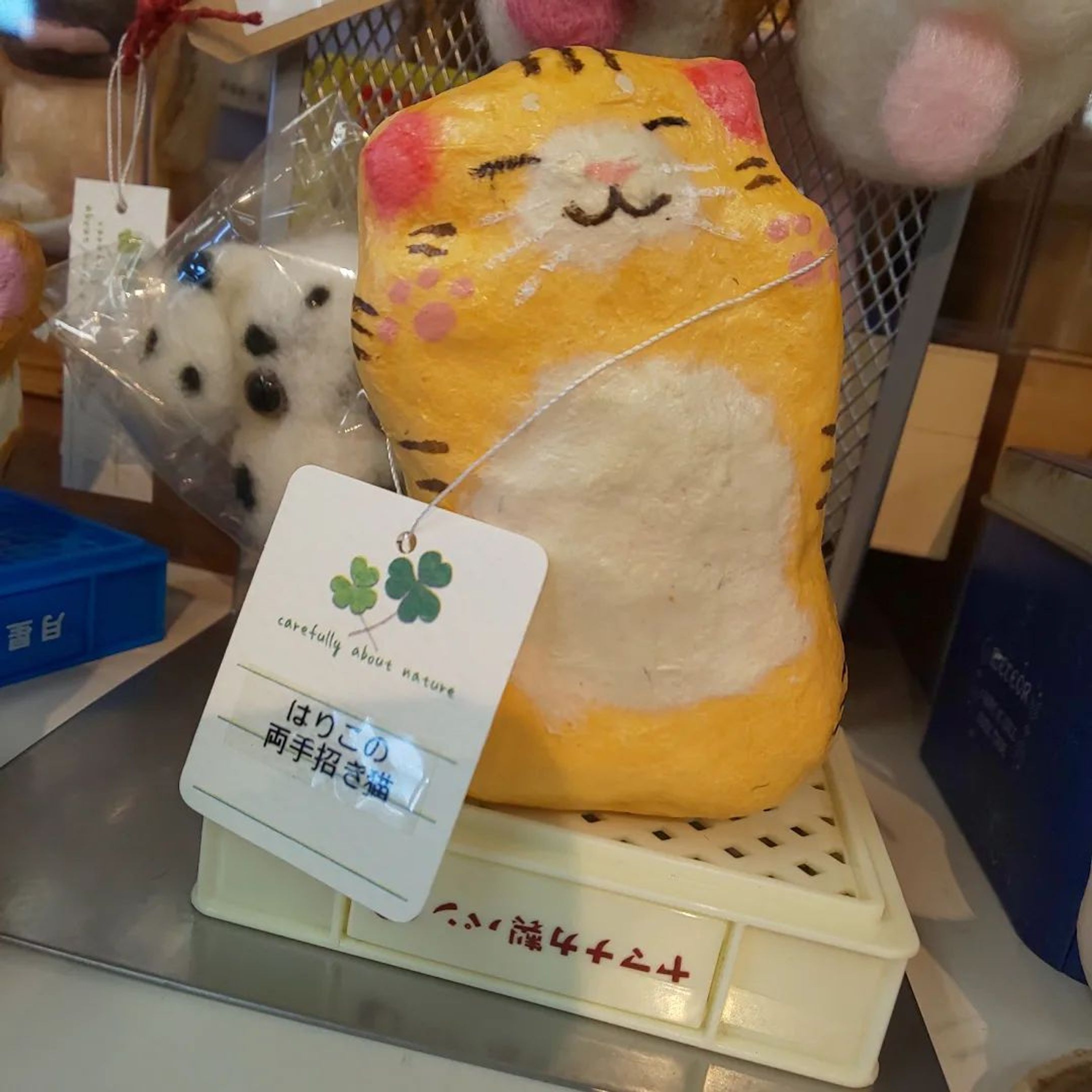 久しぶりの投稿です😆#ハンドメイド雑貨R さんに納品してきました⤴️いつもと作り方の違うはりこに挑戦❣️お立ち寄り下さいね😉⤴️#はりこの猫#おきあがりこぼし #にゃんすたぐらむ #三毛猫#犬猫マルシェ #動物マルシェ#動物ハンドメイド#いぬすたぐらむ #パグ#羊毛パグ #はなぺちゃ犬#いぬすたぐらむ #わんこ #ぶる#ふれぶるマグネット#招き猫-1