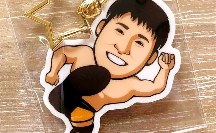 ✨益々のご活躍を祈念✨
プロレスラーの佐山駿介選手 @yokohama_sym の似顔絵キーホルダー第2弾デザインさせていただきました🎶
かっこいい新コスチュームVer❗️
今のところ数量限定でございますので皆様ぜひぜひよろしくお願いします(○´∀｀○).
.
#プロレス #プロレスラー #prowrestling
 #佐山駿介 #佐山駿介選手 #グッズ #キーホルダー #ファンアート #イラスト #illustration #絵 #picture #似顔絵 #portrait #デザイン #design #アート #art