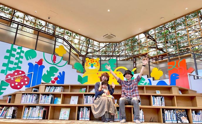 夏休み個展イベント『こどもとしょてん』が終了しました。

10日間で800人を超える子どもたちがスタンプラリーに参加してくださったそうです...！✨イベントを通して本の貸し出しも増えたと聞いて、みんないろんな本に出会えたんだと思うと嬉しくなりました((☺️📚))たくさん遊んでいただきありがとうございましたー！
搬出は1歳の息子も一緒に手伝ってくれました😆がんばったね！
.
.
.
今回、3Dプリンターでパズルやゲームを制作いただいた「lositoloca DWARF」(@lositolocadwarf )のチームのご協力によりイベントが実現できました。ありがとうございます。
そして和歌山市民図書館のスタッフの皆さま、企画をご一緒していただけたことで自分たちの想像を超える楽しいイベントを作り上げることができました。3周年を迎えた特別な時期にお声がけいただきありがとうございました。
.
.
.
ーーーーーーーーーーー
和歌山市民図書館3周年イベント ( @wakayama_civic_lib )

ロシトロカ企画
『こどもとしょてん〜サマーブックアドベンチャー〜』
和歌山市民図書館4F「こどもとしょかん」
7/21(金)〜31(月)
9:00〜21:00 最終日17:00

グッズ販売　
蔦屋書店　7/1(土)〜31(月)
ーーーーーーーーーーー
冒険の地図を片手に、こどもとしょかんに隠された5つの宝を探すイベントです。お気に入りの本を探しながらスタンプを集めよう！

#ロシトロカ #lositoloca
#イラスト #イラストレーション
#illust #illustration #illustrator
#illustrationworks #animal
#animalillustration 
#childrenillustration #🐺🐏
#和歌山市民図書館 #夏休み #summervacation #wakayamaciviclibrary #イベント #スタンプラリー #しかけ絵本 #picturebooks #picturebookart #こどもとしょかん #こどもとしょてん #パズル #3dプリンター