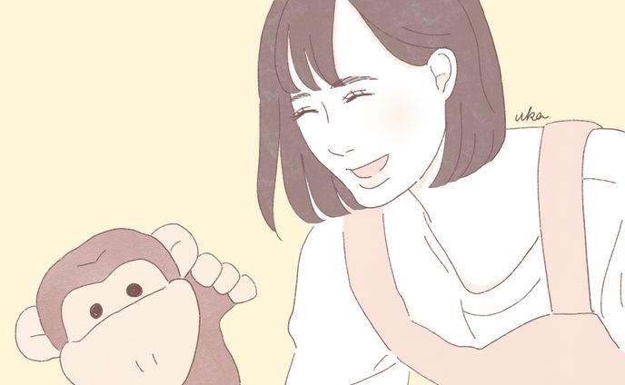 パペットを持った笑顔の女性