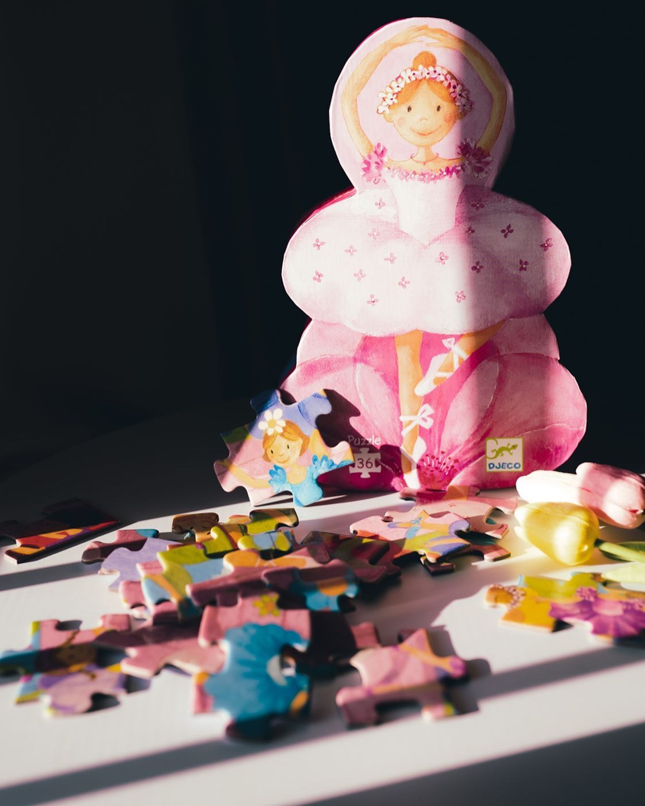 #知育

最近、どこで見たのか

👶ハナちゃん、大きくなったらばれりーになるの！

としきりに話す娘。
一時のものかと思っていたけど
あまりに何度も言うので習い事として始めてみようか検討中なのだけど

送り迎えを考えるとそれが可能なのかも悩ましいところ。
こういう時、じーじやばーばが近くにいたらいいのにな、と真底思う・・🥺

仕事のために何かを我慢させていることもあるのかな、と

色々申し訳ない気持ちもあって娘には甘くなりがちなのだけど、

普段からあまり強く物を欲しがったりおねだりしない娘が

これ買って！
絶対買って！
と珍しく駄々をこねたのでついつい買ってしまった #djeco のパズル🧩

すごく好きなフランスのトイブランドで、最近は置いている百貨店も増えてきて嬉しい❤︎

バレリーナ の他にもプリンセスやら童話やら色々あります。
ピースは大きめ。
ネットでも買えるけど、このブランドは実際に手に取った方が質感とかあたたかみを感じて気にいると思う。

外枠、下枠がないパズルなので少し難易度は高め。
パズルが大好きな娘は夢中で遊んでいます。
集めたくなる可愛さ❤︎

知育のため、なんて思うとついついギルトフリーな気になっちゃう甘やかし母さんです🥲

@djeco_japan 
@djeco_toys 
#djecotoys #djeco_toys #ジェコ #パズル #知育パズル #3歳誕生日 #七五三3歳 #七五三祝い #モンテッソーリ #海外おもちゃ #北欧玩具 #子供部屋インテリア #海外子供部屋 #女の子ママ #ブツ撮り #商品撮影 #撮影代行 #sigmaart #カメラすきな人と繋がりたい #ファインダー越しの私の世界 #習い事デビュー #バレエキッズ-1