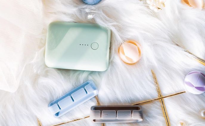 見てみて可愛すぎるー❤︎

春が来るのが楽しみになっちゃう、
マカロンカラーのアイテムが沢山新発売している
@motteru_enjoy 

この新色、ピスタチオカラーのモバイルバッテリーかわいすぎないっ？❤︎

なかなかないカラーだよね😮‍💨💖

とってもかわいい💖

周りに散りばめているのも新作なんだけど、

なんとケーブルクリップなの・・・🥺
信じられない可愛さ🥺

これ、貼っても綺麗に剥がせるし
もちろんケーブル以外にも用途は色々使えちゃうのでそれはまたご紹介します🥰

どれも可愛くておすすめすぎる😫

@motteru_enjoy 

#モバイルバッテリー
#ガジェット女子 #急速充電 #ガジェット好き #ガジェット #ガジェット好きな人と繋がりたい #カメラ女子 #商品撮影 #スマホケース #アイフォンケース #iPhoneケース #晴れやかピンクpc #ユアマイスター #マカロンカラー #女の子ママ #旅行準備 #便利グッズ #充電ケーブル #置き画くら部 #mamagirl