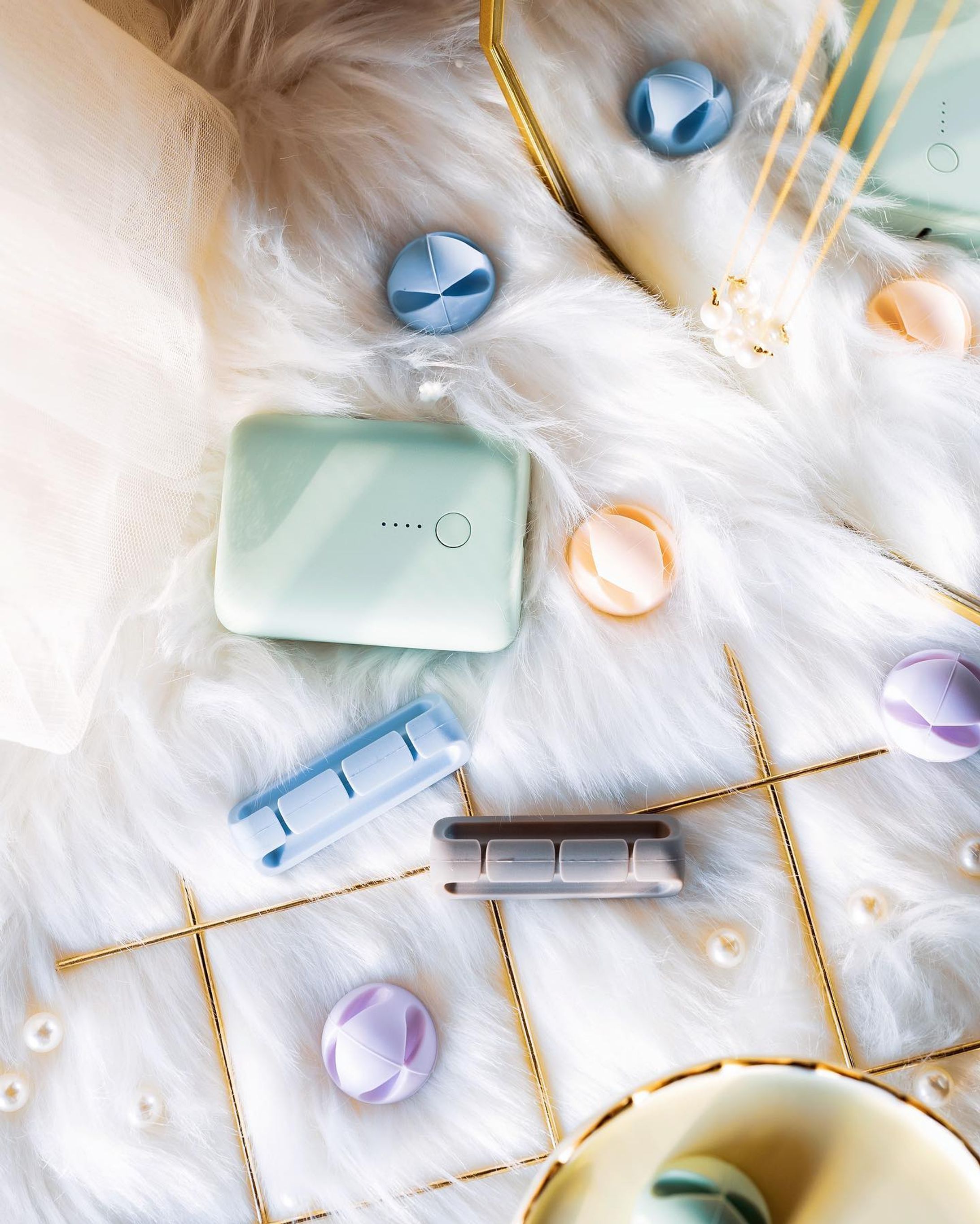 見てみて可愛すぎるー❤︎

春が来るのが楽しみになっちゃう、
マカロンカラーのアイテムが沢山新発売している
@motteru_enjoy 

この新色、ピスタチオカラーのモバイルバッテリーかわいすぎないっ？❤︎

なかなかないカラーだよね😮‍💨💖

とってもかわいい💖

周りに散りばめているのも新作なんだけど、

なんとケーブルクリップなの・・・🥺
信じられない可愛さ🥺

これ、貼っても綺麗に剥がせるし
もちろんケーブル以外にも用途は色々使えちゃうのでそれはまたご紹介します🥰

どれも可愛くておすすめすぎる😫

@motteru_enjoy 

#モバイルバッテリー
#ガジェット女子 #急速充電 #ガジェット好き #ガジェット #ガジェット好きな人と繋がりたい #カメラ女子 #商品撮影 #スマホケース #アイフォンケース #iPhoneケース #晴れやかピンクpc #ユアマイスター #マカロンカラー #女の子ママ #旅行準備 #便利グッズ #充電ケーブル #置き画くら部 #mamagirl-1