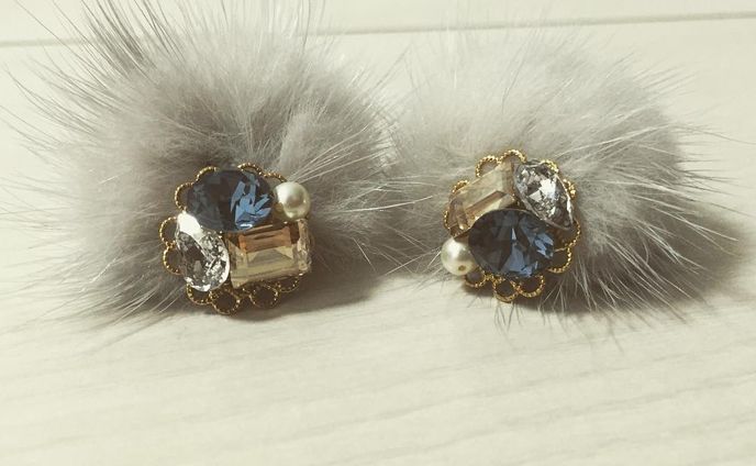 こちらも完成しました(^^)
ファーが耳の後ろにくるピアスです！

秋冬新作*\(^o^)/*
BGMは柴咲コウ♡

#ハンドメイド#ハンドメイドアクセサリー#スワロ#スワロフスキー#パール#ピアス#ファー#yUu#オーダーお受け致します#ヒコ祭#MUG出品商品
#BGMは柴咲コウ#23日LIVE#猫幸組