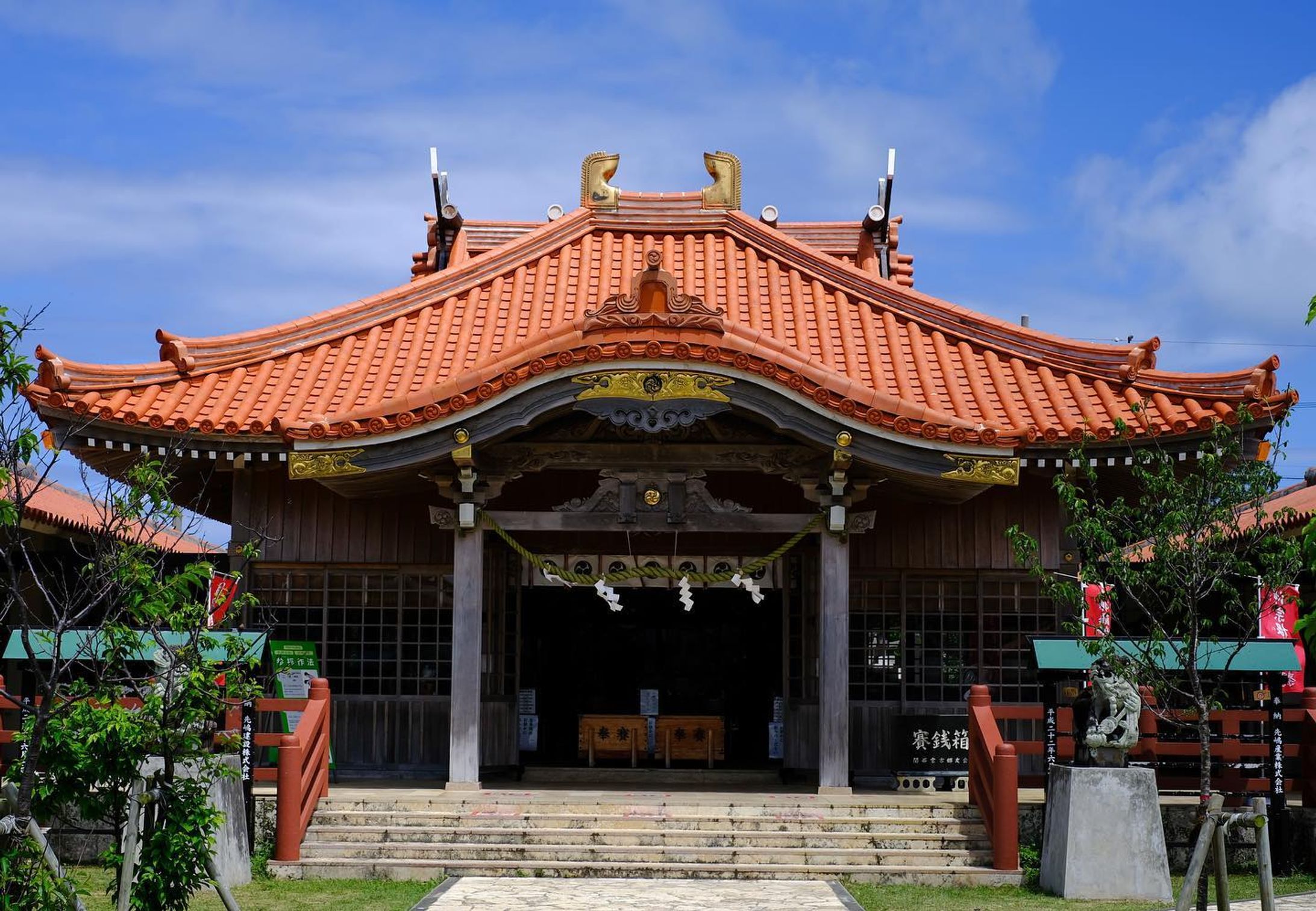 .
宮古神社⛩
沖縄ならではの雰囲気
他県ではなかなか無い作り

￣￣￣￣￣￣￣￣￣￣￣￣￣￣￣￣￣
#xe4 
#fujifilmx_jp
#fujifilm_street
#life_with_xseries
#fujilovers
#fujifilm_jp 

#fujilove
#fujilovegear 
#fujilovers 
#fujixpassion 
#fujixlovers

#宮古島
#宮古島観光 
#宮古島旅行 
#富士フィルム
#福岡写真部 
#福岡写真好きな人と繋がりたい 
#富士フィルムxe4 
#富士フィルムのカメラ好きな人と繋がりたい

￣￣￣￣￣￣￣￣￣￣￣￣￣￣￣￣￣-1