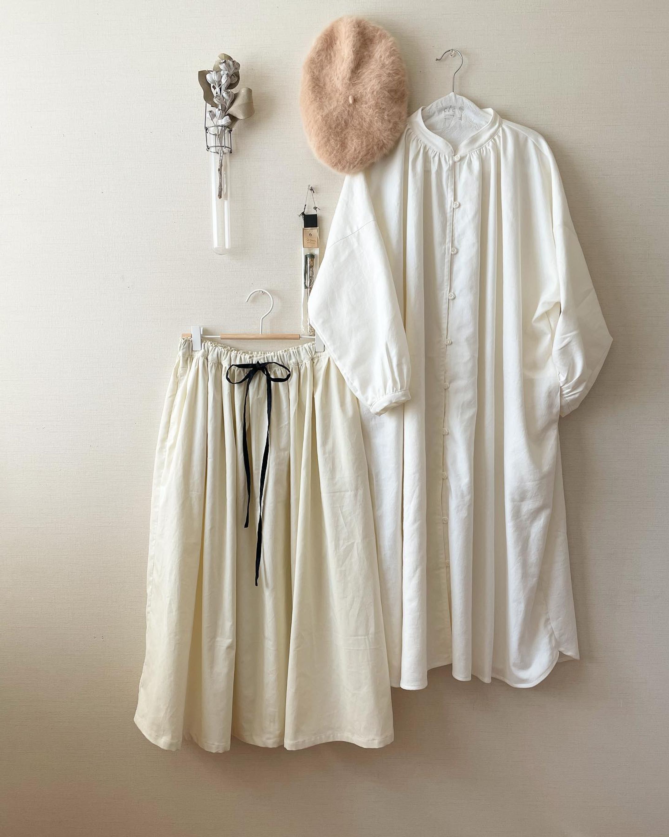 裏起毛コットンビエラ
重みがありとても暖かいです。
定番の
ドルマンワンピース
ドルマンシャツを作ってみました。
スカートはオフホワイトの
コーデュロイ素材になります。
明後日、12／11に出店します！

---------------------------
SOCIAL  TOWER MARKET 2022
@socialtower.jp 
<みんなでX’mas>
会場　栄オアシス21緑の大地(地上階)
住所　名古屋市東区東桜1-11-1
開催日　12/10(土)  11日(日)
atelier Cl’e は　11日のみ出店
ブース38番
11：00〜16:00
入場料無料

名古屋栄のオアシス21地上にて
1日のみ出店させていただきます。

クリスマスにぴったりな
アクセサリーや
暖かいお洋服などをご用意して
お待ちしています♪

#クリスマスイベント 
#クリスマス
#オアシス21 
#オアシス21イベント 
#ソーシャルタワーマーケット 
#洋服 
#クリスマスプレゼント
#プレゼント
#クラフトイベント
#アクセサリー
#accessory
#Xmas-1