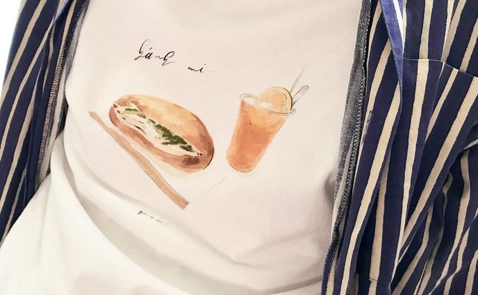 ・

bánh mi T-shirt
バインミー Tシャツ

@fab_me_netさんのメンズTシャツ
とってもいい感じです🧚‍♀️

メンズだけど今度私も着てみよう〜🤭

みなさんも良かったらバインミーTシャツお揃いでいかがですか？
↓ここから購入できます
https://www.fabme.net/users/EsEpojGCzAY5UYwXma8BDASEt072
♡ハイライトのグッズにタップでとべるリンク残しています♡

#art #drawing #adobefresco #chill #relax #cafe #sandwich #vietnam #illustration #calligraphy #nftart #fashion #おしゃれ #イラスト #ベトナム #サンドイッチ #バインミー  #カフェ #ランチ #カリグラフィー #tシャツ #ファッション #テキスタイルデザイン #イラストレーター #イラスト好きな人と繋がりたい #札幌 #思い出 #メンズ #ファッション #アンバサダー