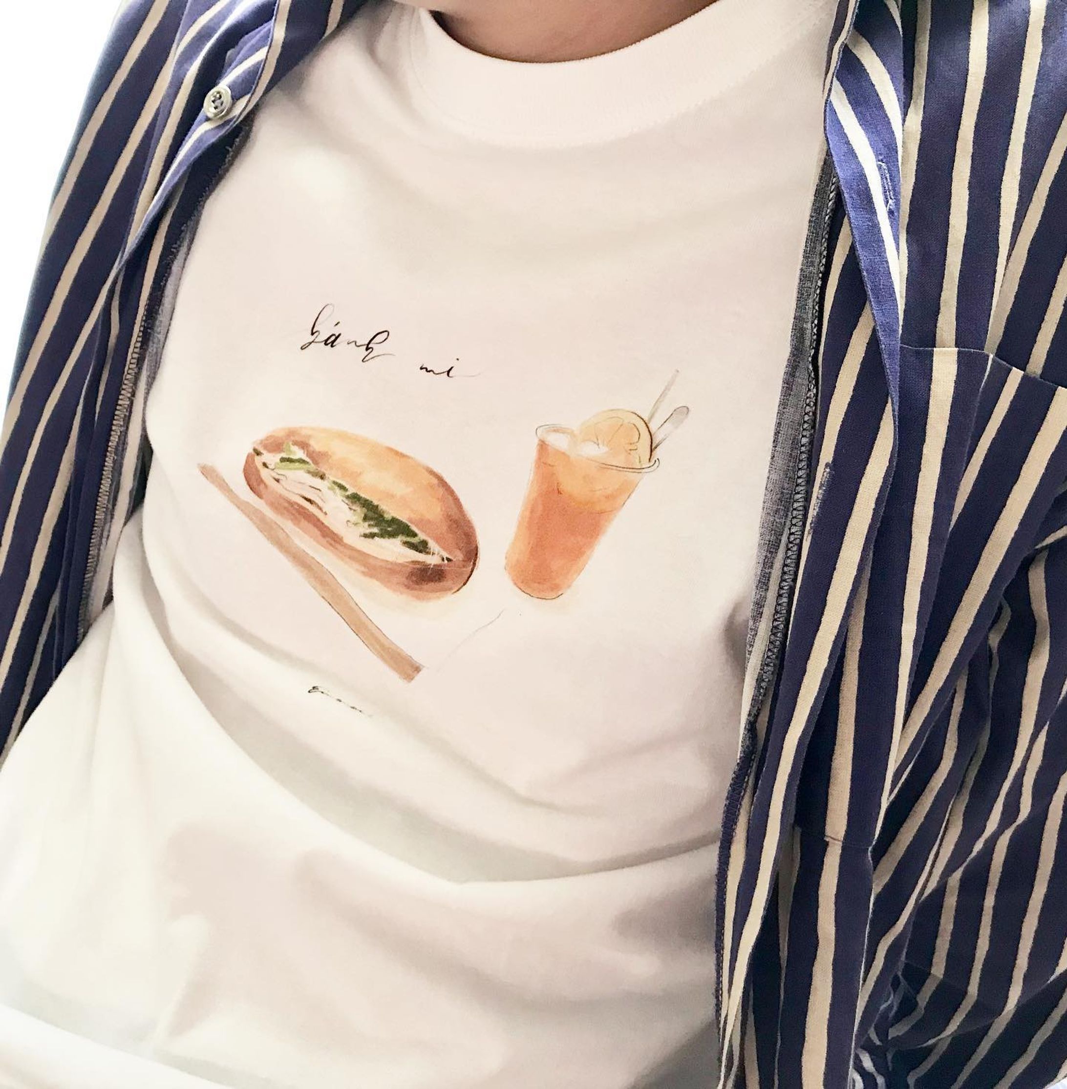 ・

bánh mi T-shirt
バインミー Tシャツ

@fab_me_netさんのメンズTシャツ
とってもいい感じです🧚‍♀️

メンズだけど今度私も着てみよう〜🤭

みなさんも良かったらバインミーTシャツお揃いでいかがですか？
↓ここから購入できます
https://www.fabme.net/users/EsEpojGCzAY5UYwXma8BDASEt072
♡ハイライトのグッズにタップでとべるリンク残しています♡

#art #drawing #adobefresco #chill #relax #cafe #sandwich #vietnam #illustration #calligraphy #nftart #fashion #おしゃれ #イラスト #ベトナム #サンドイッチ #バインミー  #カフェ #ランチ #カリグラフィー #tシャツ #ファッション #テキスタイルデザイン #イラストレーター #イラスト好きな人と繋がりたい #札幌 #思い出 #メンズ #ファッション #アンバサダー-1