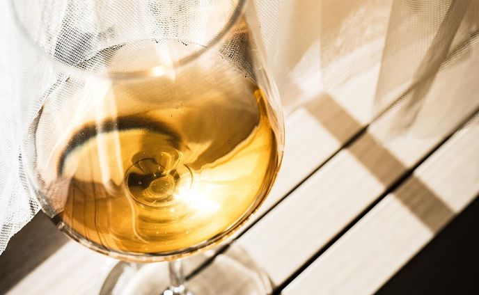 【キンキンに冷えた白ワイン𓂃】

泡や赤を飲むことが多い私ですが、夏のキンキンに冷えた白は別物😌

なんか飲みたくなるのよね𓂃

このつやんつやんにワインがキレイに見えるグラスは @globalwine9686 プラティーヌ☑︎

日本酒やビールも楽しめるホワイトワイングラスで乾杯です🥂

飲み口も薄くてキレイなグラス。
二脚セットはプレゼントにもおすすめです💖

PR @globalwine9686
#ワイングラス #ワインで乾杯 #シャンパングラス #家飲みワイン #ワインのある生活 #ワインスタグラム #ワインラバー #プラティーヌ #トリドリベース #商品撮影 #ブツ撮り