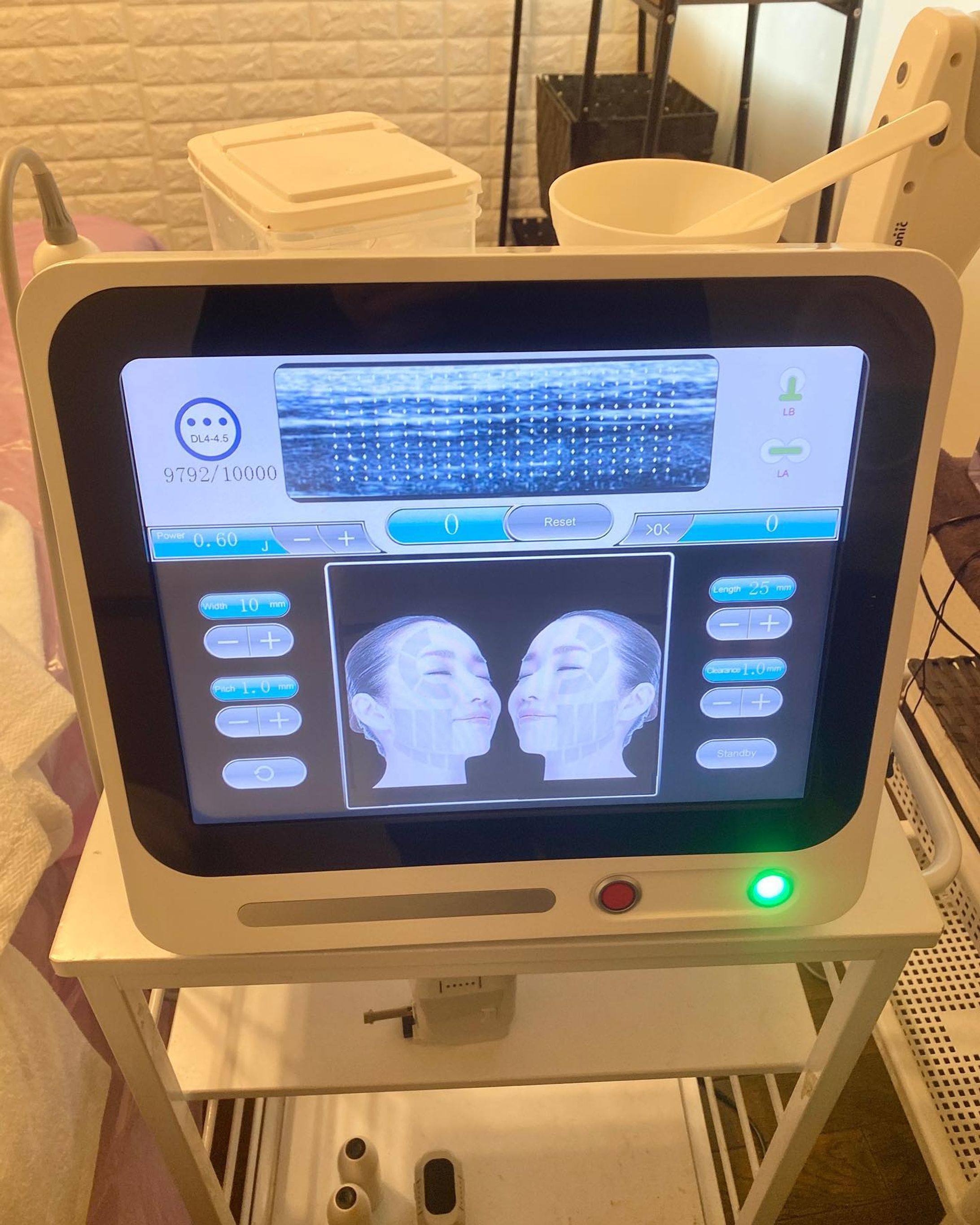 新メニュー用に
HIFUを(ウルセラタイプとVタイプ)を仕入れてきました。

フルで1時間10分
・ウルセラタイプ2層打ち
・Vタイプ3層打ち
・フォトフェイシャル
・仕上げにヒト幹細胞のエレクトロポレーション導入

<シミ、シワ、タルミ、むくみ、美白、美肌、ニキビ跡、肌質改善、産毛除去>

次の日以降の肌のハリも実感出来るので看板メニューとしても使えそうです♪
#GW中はエステティシャン
#7dhifu #7dhifuvmax #フォトフェイシャル #お約束のビフォーアフター #4dhifu #hifu #エレクトロポレーション導入 #ヒト幹細胞美容液 
#エステティシャン募集中 #新メニュー #mixfit-1