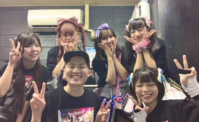9月19日グットクルー＠アメリカ村 FANJ twice ２周年記念ワンマン
 
この度ギターを演奏させていただきました！
 
がっつり２時間におよぶステージの中で５曲も演奏させていただき本当に楽しくて幸せな時間でした！
 
この日に向けてメンバー、スタッフの皆さんが本気で準備している姿を客観的に観ていて僕もこの日は絶対にすさまじいライブをしてやろうと意気込んでいたのでこのイベントが開催できたことが本当によかったです！
 
作詞作曲させていただいた「オシャレマジック!」「URAMESHIYA」を生演奏し、現場でみんなが楽しそうに歌って、踊ってくれていて感極まるものがありました。
ライブ前の円陣でも「フルパワーで”グットクル”ステージを今let’s go!」とメンバーが言っていて「オシャマジじゃん！？」ってなりました。「マジで曲作れてよかったな……」と今までにない大きな感動がありました……！！！もともと自分は作詞作曲できないだろうと思っていたので新しいキャリアと曲提供する喜びを教えてくれたグットクルーに本当に感謝です。これからもたくさん勉強してみんなが楽しめる楽曲を制作できるよう頑張ります！
 
MCでもありましたがグットクルーは新体制となり５人になりました！新メンバーりのさん、さらさんもめちゃめちゃいい子でずっと待機中に手を前にしてぴしっと待っていて若いのにめっちゃ偉いな……と感心していました。（シンプルおぢさん）12月29日には大阪BIGCATでライブするとのこと！新衣装も素敵でしたしますます勢いが止まらないグットクルーをこれからも応援させていただきます‼️またいつか一緒に演奏できたらうれしいです！凄まじいパワーをほんとうにありがとう！！！画像は楽屋でのほーんとうにかわいらしい写真です‼️#グットクルー　

p.s.新メンのさらちゃんがタグ付けできませんでした！なにとぞ！（@goocre_sara）