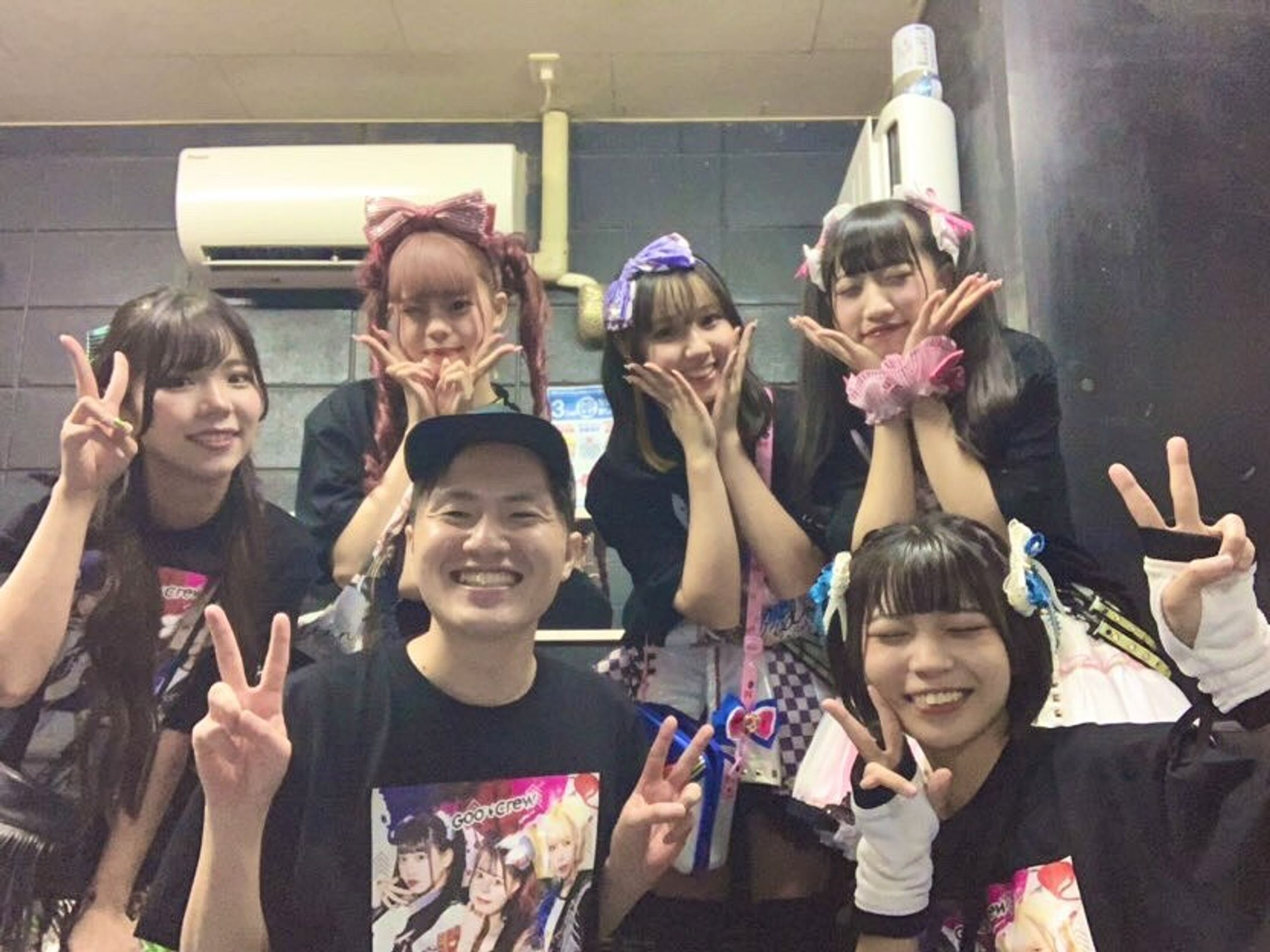 9月19日グットクルー＠アメリカ村 FANJ twice ２周年記念ワンマン
 
この度ギターを演奏させていただきました！
 
がっつり２時間におよぶステージの中で５曲も演奏させていただき本当に楽しくて幸せな時間でした！
 
この日に向けてメンバー、スタッフの皆さんが本気で準備している姿を客観的に観ていて僕もこの日は絶対にすさまじいライブをしてやろうと意気込んでいたのでこのイベントが開催できたことが本当によかったです！
 
作詞作曲させていただいた「オシャレマジック!」「URAMESHIYA」を生演奏し、現場でみんなが楽しそうに歌って、踊ってくれていて感極まるものがありました。
ライブ前の円陣でも「フルパワーで”グットクル”ステージを今let’s go!」とメンバーが言っていて「オシャマジじゃん！？」ってなりました。「マジで曲作れてよかったな……」と今までにない大きな感動がありました……！！！もともと自分は作詞作曲できないだろうと思っていたので新しいキャリアと曲提供する喜びを教えてくれたグットクルーに本当に感謝です。これからもたくさん勉強してみんなが楽しめる楽曲を制作できるよう頑張ります！
 
MCでもありましたがグットクルーは新体制となり５人になりました！新メンバーりのさん、さらさんもめちゃめちゃいい子でずっと待機中に手を前にしてぴしっと待っていて若いのにめっちゃ偉いな……と感心していました。（シンプルおぢさん）12月29日には大阪BIGCATでライブするとのこと！新衣装も素敵でしたしますます勢いが止まらないグットクルーをこれからも応援させていただきます‼️またいつか一緒に演奏できたらうれしいです！凄まじいパワーをほんとうにありがとう！！！画像は楽屋でのほーんとうにかわいらしい写真です‼️#グットクルー　

p.s.新メンのさらちゃんがタグ付けできませんでした！なにとぞ！（@goocre_sara）-1