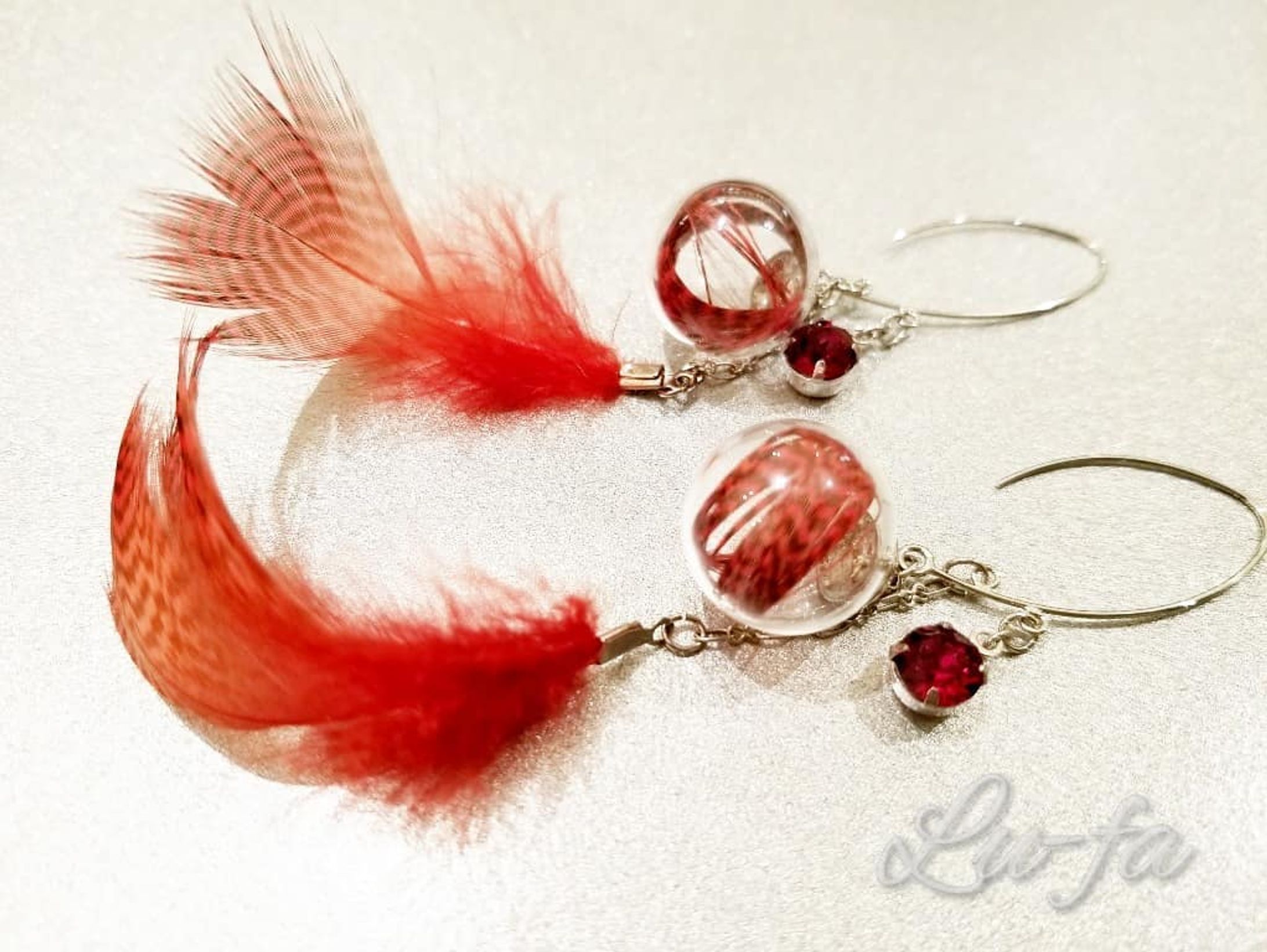 #ルアー羽 #ルアーピアス #ハンドメイドピアス #オリジナルアクセサリー #瑠羽 #るうふぁ #Lu-fa#仙台#しなのり#1点もの#ガラスドーム#羽#紅-1