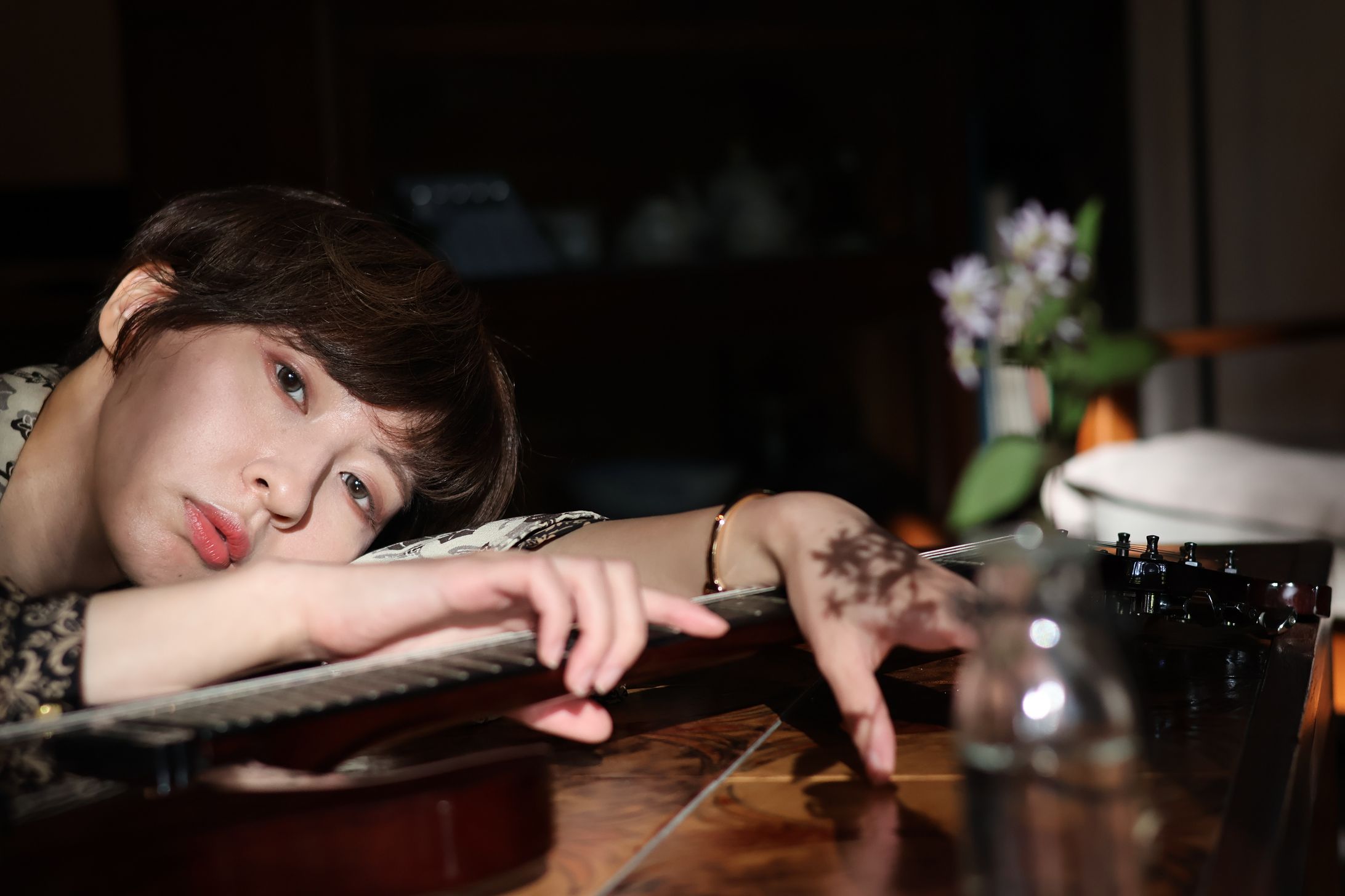 ギタリストの、静かで動的な視線-1