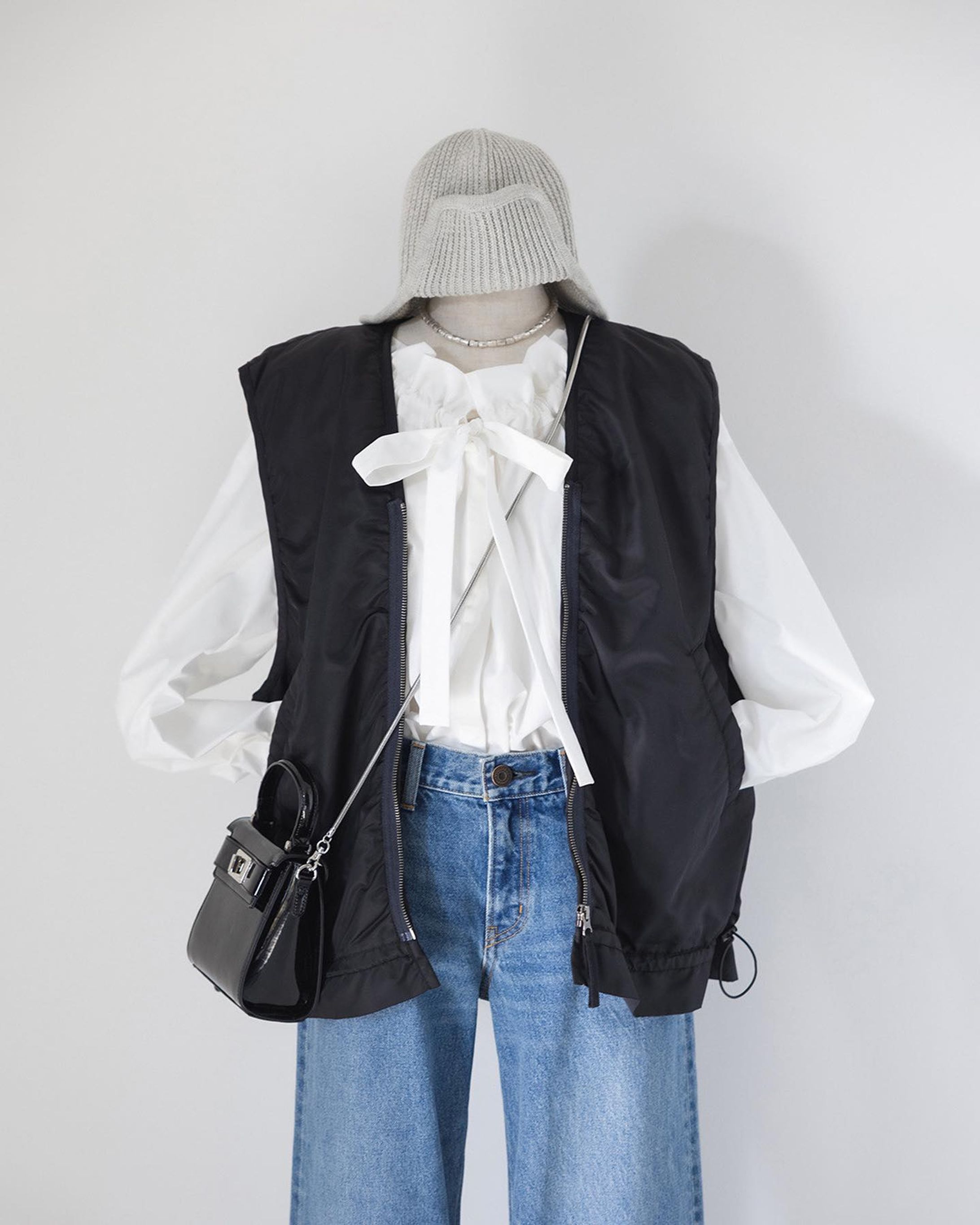 layered styling for vest
━━━━━━━━━━━━━━━━
春におすすめ！一気におしゃれ見えするレイヤードスタイリングのご紹介。

重ねるだけでお洒落に決まるベストは持っていると重宝するアイテム。
春先はブラウスやシャツに重ねて、今のまだ寒い時期はトレーナーやニットなどに羽織るのもひとクセあっておすすめ。

まだまだ寒い日が続きますが、ぜひ春のコーデ&お買い物の参考にしてみてください♡

商品詳細はアイテムをタップまたは
プロフィールのサイトURLをクリック✔
━━━━━━━━━━━━━━━━
#SHELTTERWEBSTORE #SWS
#MOUSSY #SLY #LAGUAGEM
#2023ss #spring2023
#ootd #outfits #outfitoftheday #fashion #trendfashion #denim #jeans #coordinate #trendstyle-1