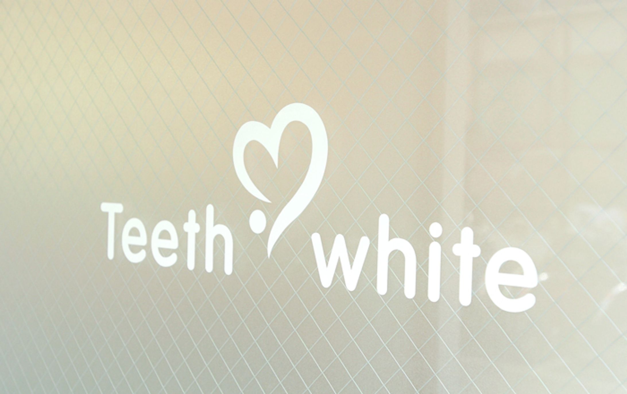 Teeth white横浜：ウインドウロゴ-1