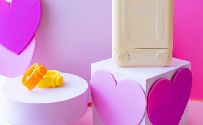 【これなんだ？】

とってもかわいいマカロンイエローのスマホスタンド😌

スライド式、角度も高さも調節できちゃう優れものです。

シリコンパッドがついてるからしっかり固定してくれるし
もちろんスタンドに乗せたままでも充電できます◎

スライドして13インチのタブレットまで対応可能です💖

しかも安心の1年保証😌
@motteru_enjoy のアイテムはこういう細かな配慮もしてくれるところが最高🥂

絶妙カラーの4色展開です。
楽天ルームに載せておきますね💖

#スマホスタンド
#デスクツアー #デスク周り #リモートワーク #ガジェット #便利グッズ #商品撮影 #ブツ撮り