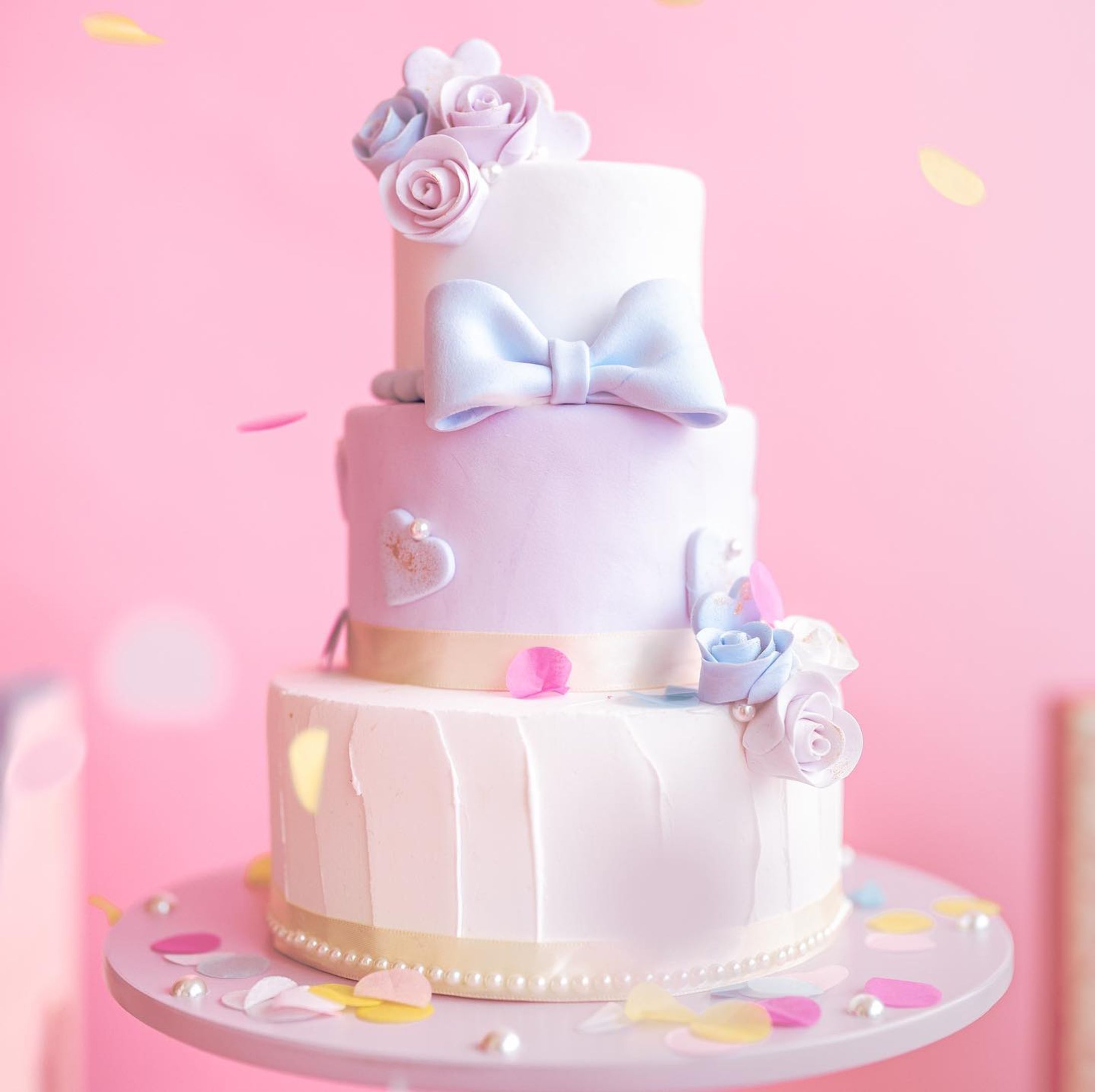 人の手で作ったなんて信じられない程美しいクレイケーキ！！
.
@clay710_ariel 
.
.
毎年お誕生日のクレイケーキを作ってくださっていて、
今年はなんと3段！！
.
ウェディングのクレイケーキや、ウェルカムスペースにもぴったりなクレイの小物も沢山手作りされています。
.
本当にどれも美しくて可愛くて素敵すぎて😭
.
宝物すぎてアリエルさん用の棚を作っている我が家です🥺
.
いつでも見えるリビングに飾ってある・・・♡
.
自分の結婚式の時に知っていたら、ぜっったい作っていただきたかった！
.
結婚式で使った後も子供のフォトにも使えるし、ずっと思い出に取っておけて最高💖
.
私のふんわりぼんやりした散らかりがちなイメージをめちゃくちゃ可愛くまとめてくださって、
.
こんなにかわいいケーキに仕上げてくださいました・・・！！
.
ブルー、パープル、パールにリボンにお花にハート。
.
大好きなものをぎゅぎゅぎゅーーーっと詰め込んでいただいてます😭
天才😭
.
360度どこを撮っても美しいアリエルさんの作品。
.
また投稿するので是非みて欲しい𓂃♡
.
#バースデーケーキ
#クレイケーキ
#ハンドメイド
#バースデーケーキ 
#バースデーフォト
#ウェディングケーキ
#ウェルカムスペース 
#ウェルカムスペースアイテム 
#ブライダルフォト #ウェルカムスペース装飾 #席次表 #ペーパーアイテム #結婚式アイデア #結婚式前撮り #mamagirl #セルフバースデーフォト#sonya7iii #sigmaart40mm #プレ花嫁 #プレ花嫁2021-1