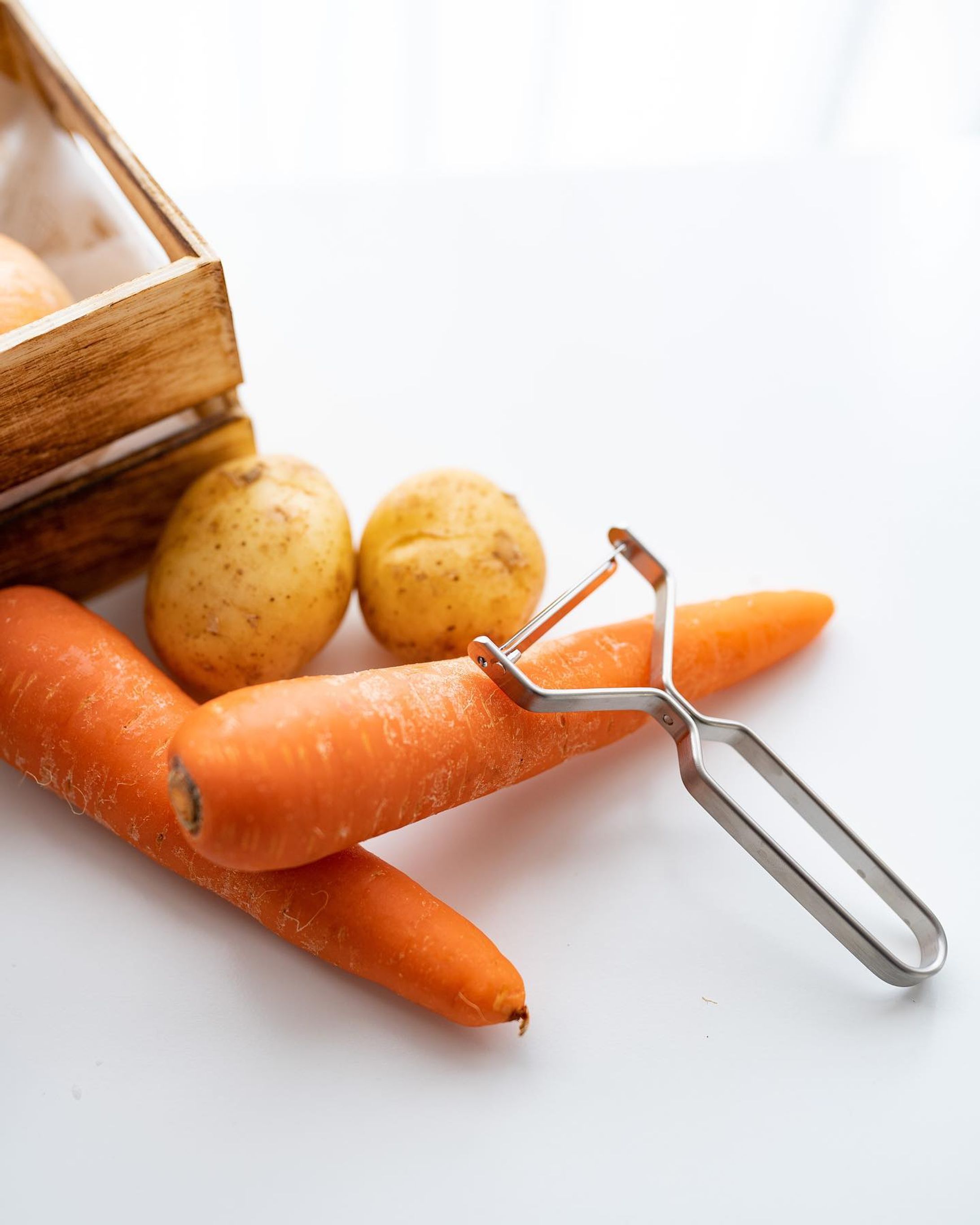 美しくない・・・？

伝統的な金属加工技術が根ざす新潟県燕市で出会ったステンレス材と、工芸的な手作業が生み出す美しいフォルムと質感のピーラーです。

手に馴染む柔らかい質感。
無駄のないデザイン。

従来のいわゆるクラフトでもない、工業製品でもない。

機械加工と手作業を組み合わせて生み出すメイドインジャパンのステンレスアイテム。

☑︎皮むきピーラー　ラウンドバーシリーズ(ヨシタ手工業デザイン室)
@noritzdays 

美しいんだよね・・・

ピーラーって何個も買い替えるものじゃない。
私はそういうものについては、ちゃんといいものを使いたい。

年を重ねると、さらにそこに『愛着』がもてるクラフトマンシップを求めるようにもなってきました。

このシリーズ、他にも千切りピーラーとか細千切りピーラーとかもありましたよ！

あとレードル💖

またご紹介しますね𓂃◡̈♥

#noritzdays #ノーリツ #noritzdaysのある暮し #暮らしの道具 #キッチン雑貨 #PR #snapmart #商品撮影 #ブツ撮り #キッチン収納 #キッチン用品-1